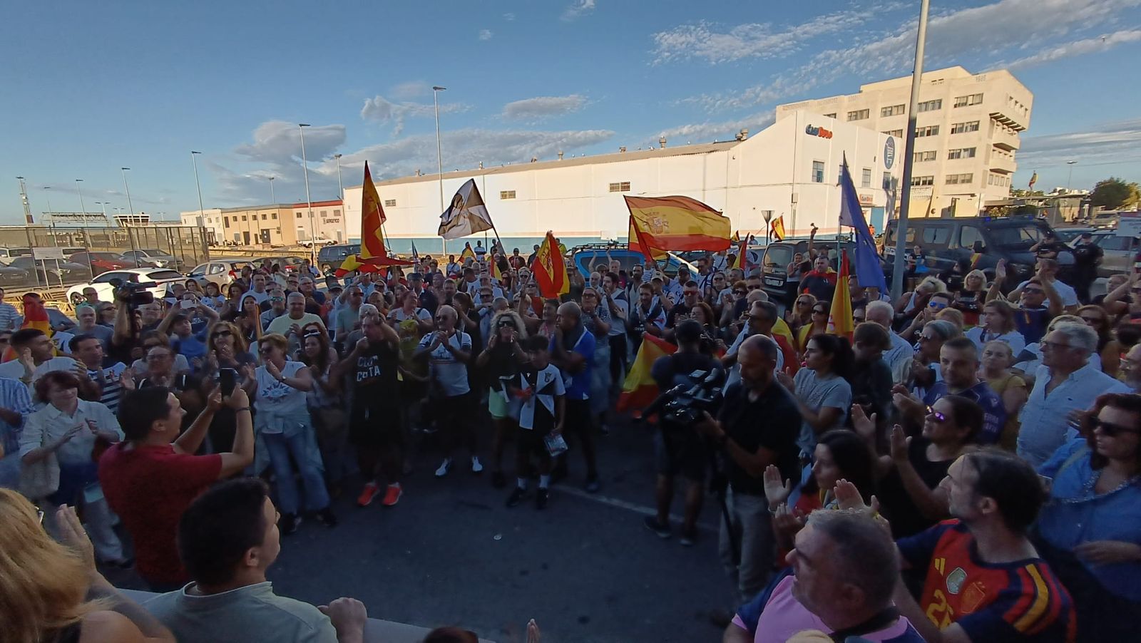 Los trabajadores del Puerto de Ceuta muestran en una concentración su rechazo al asentamiento migrante