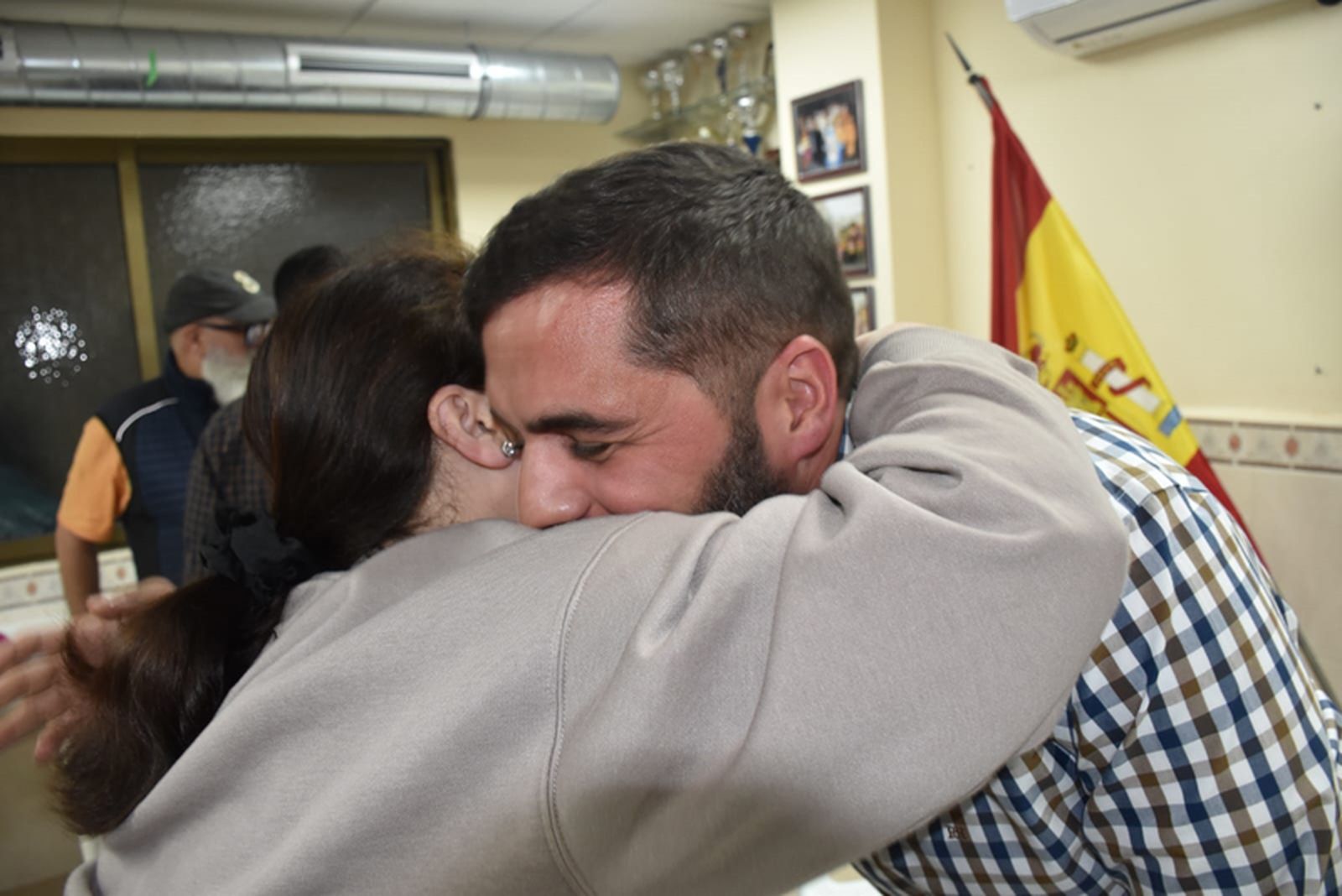 José María Ramos abrazándose con una vecina. / FOTO NICOL'S