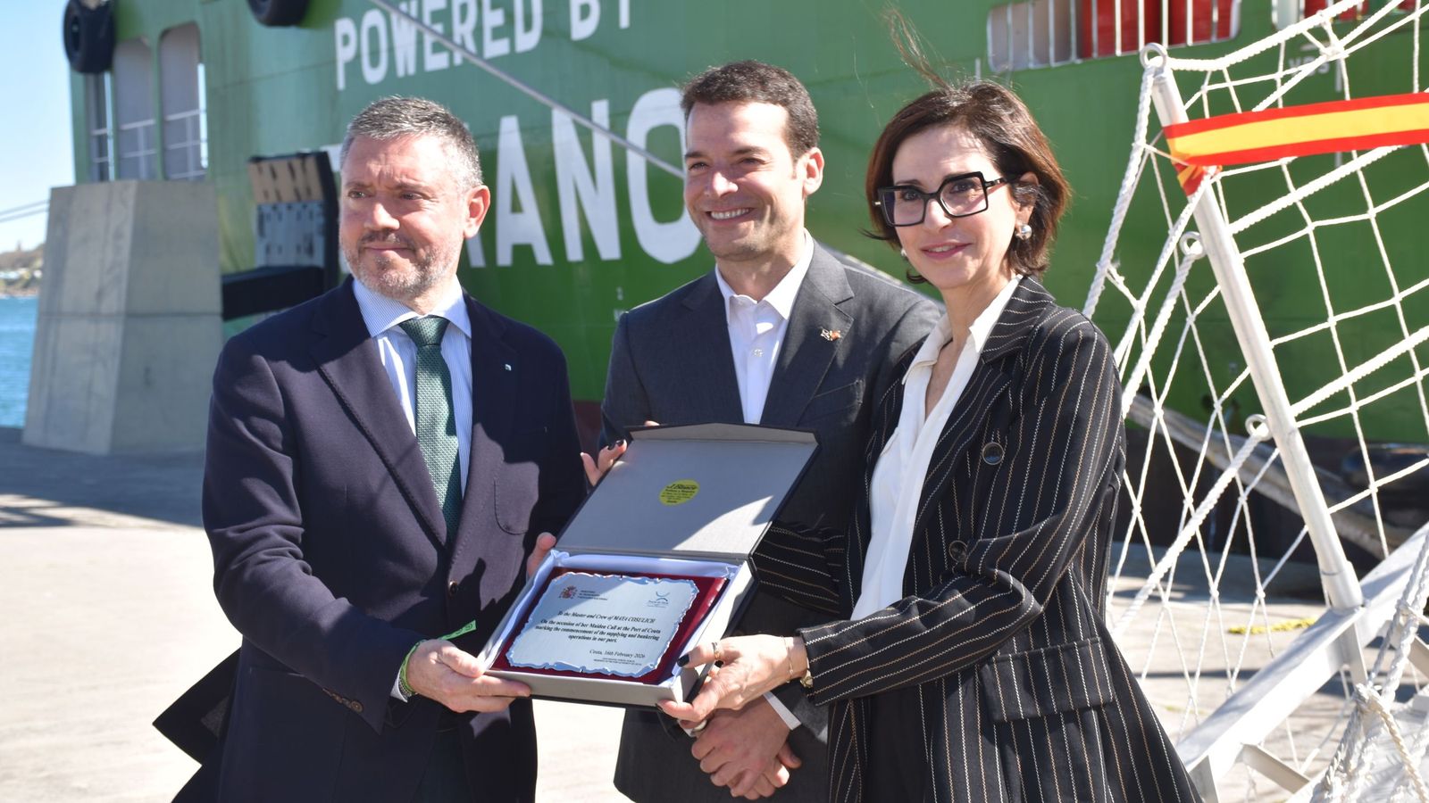 El presidente de la Autoridad Portuaria, Juan Manuel Docel, junto a representantes de Vilma Oil Med, Ernesto Fernández, y de Fratelli Cosulich, Emanuela Franchini, en la presentación de la nueva gabarra