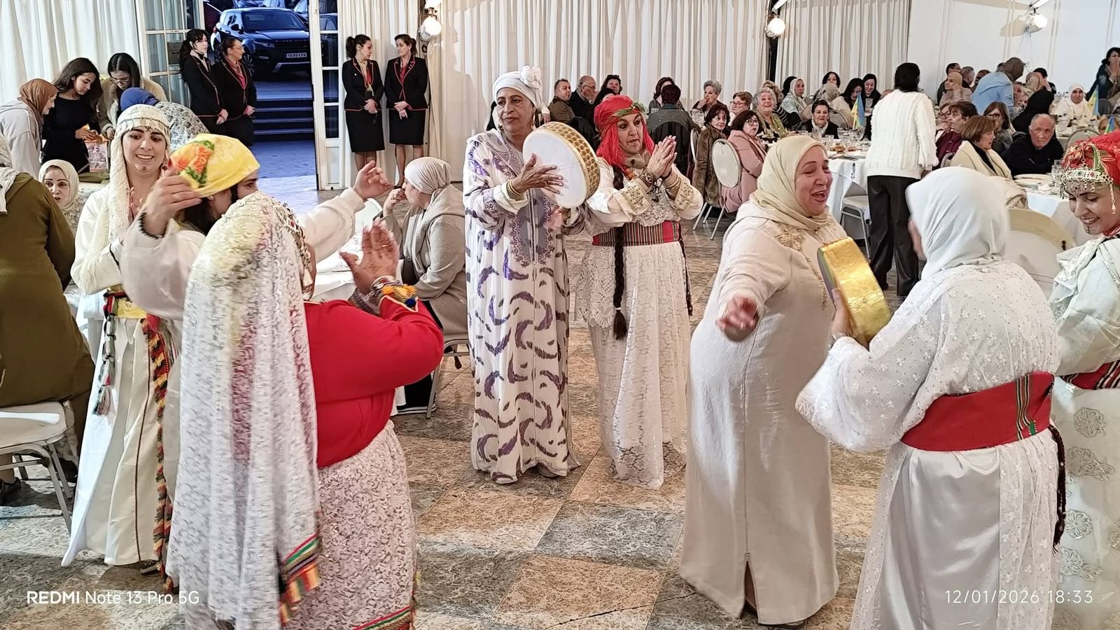 Mujeres bailando durante el evento