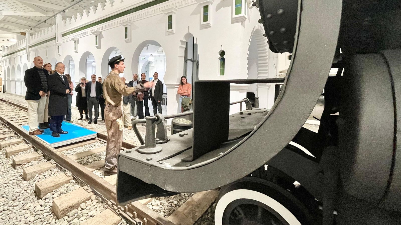 Presentación del programa de visitas teatralizadas a la antigua locomotora de Ceuta en la Estación del Ferrocarril