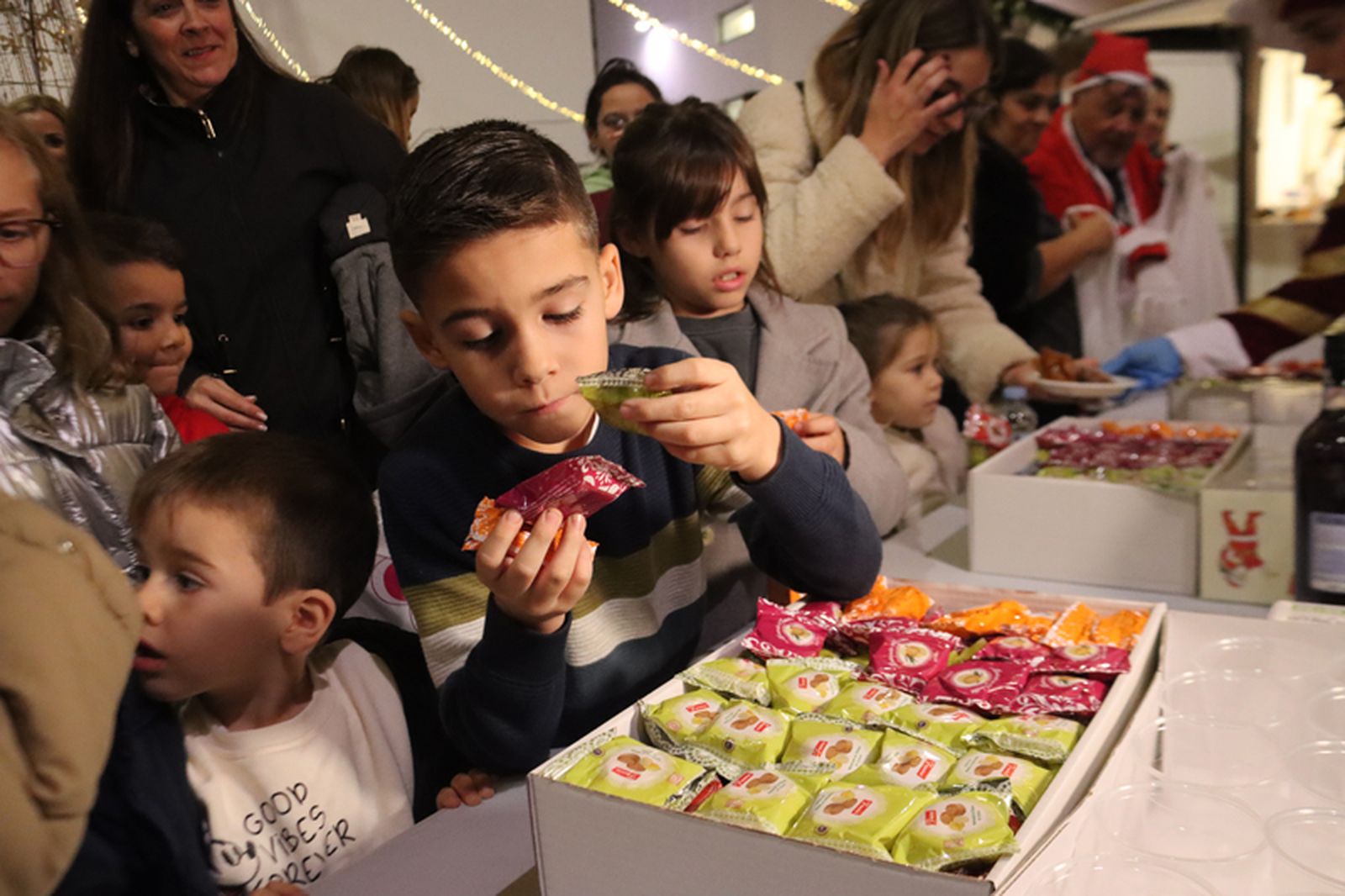 FOTOGALERÍA | Polvoroná infantil y mercadillo en la plaza Nelson Mandela