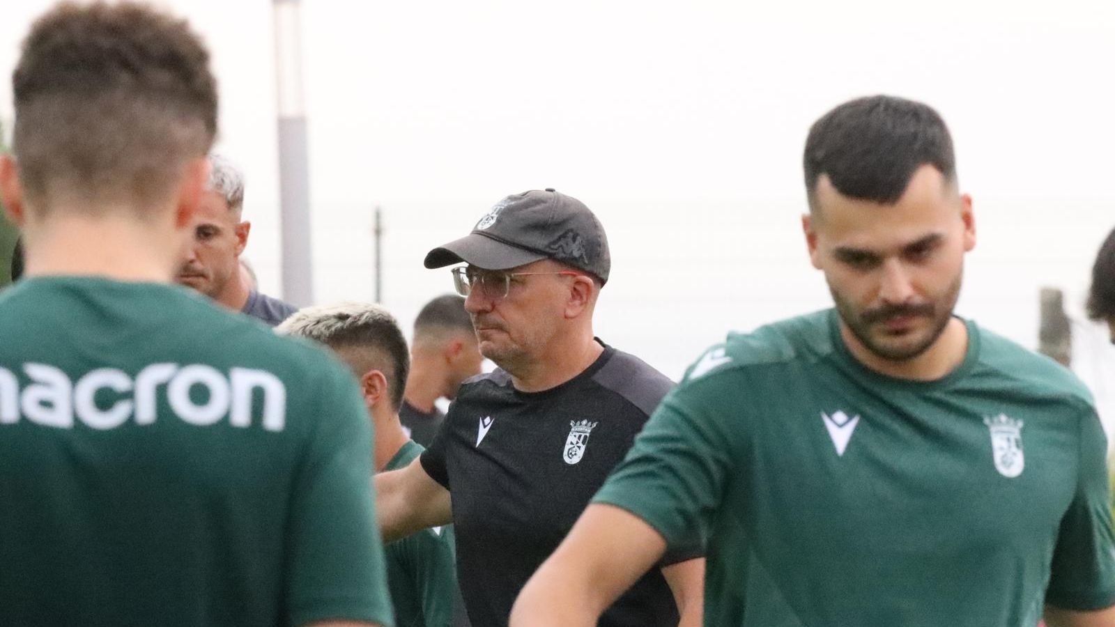 El entrenador insiste en que el secreto del Ceuta está en el trabajo diario y en la unión del vestuario: “Aquí nadie se relaja, todos empujan igual” El entrenador insiste en que el secreto del Ceuta está en el trabajo diario y en la unión del vestuario: “Aquí nadie se relaja, todos empujan igual”