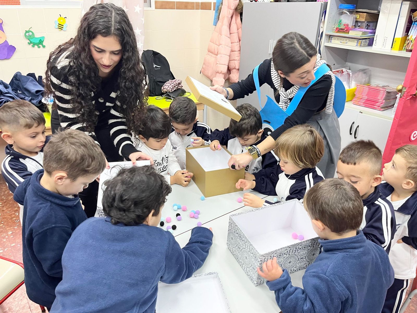 Estudiantes de Enfermería y pequeños del Beatriz de Silva, en una jornada sobre hábitos saludables