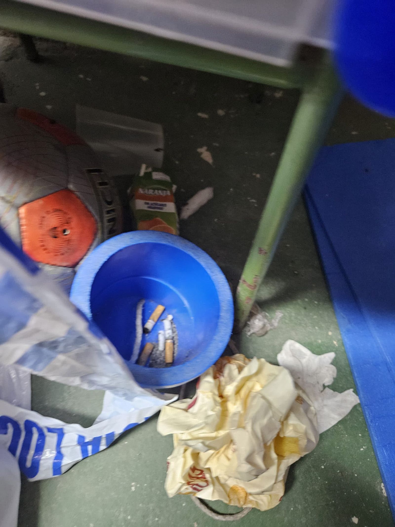 Un grupo de migrantes revienta el almacén del C.C. San Daniel tras días acampados en las inmediaciones