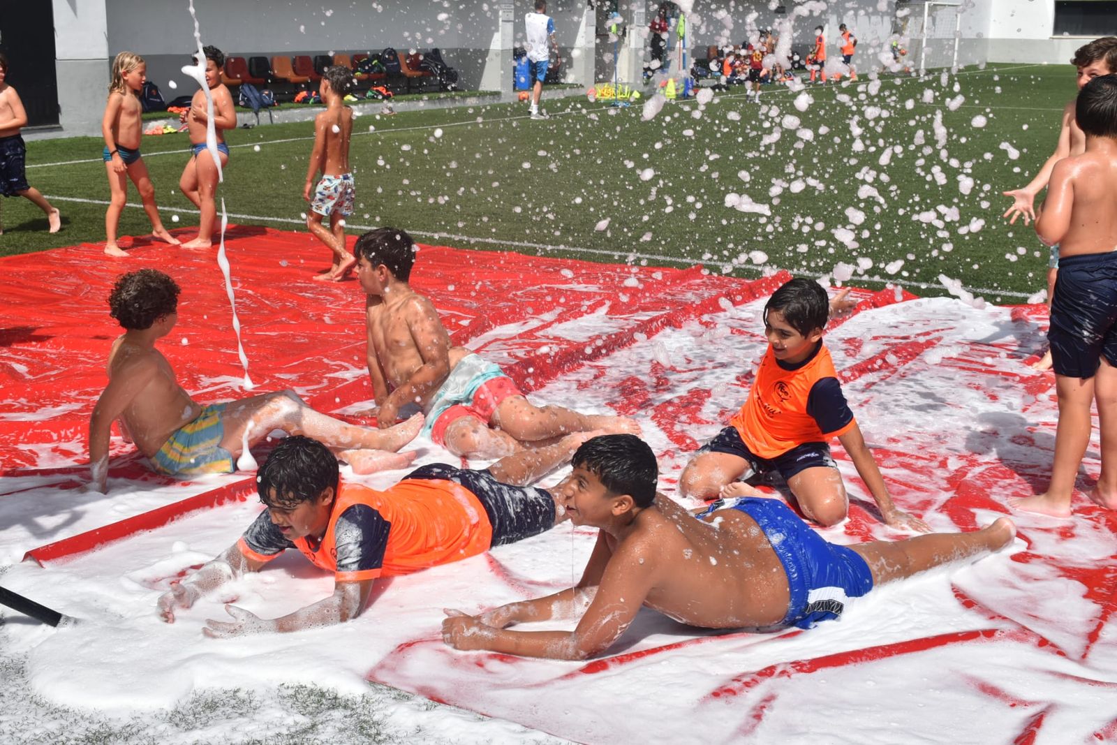 Fiesta de deporte, espuma y convivencia en el Campus de Verano ‘Emilio Cózar’