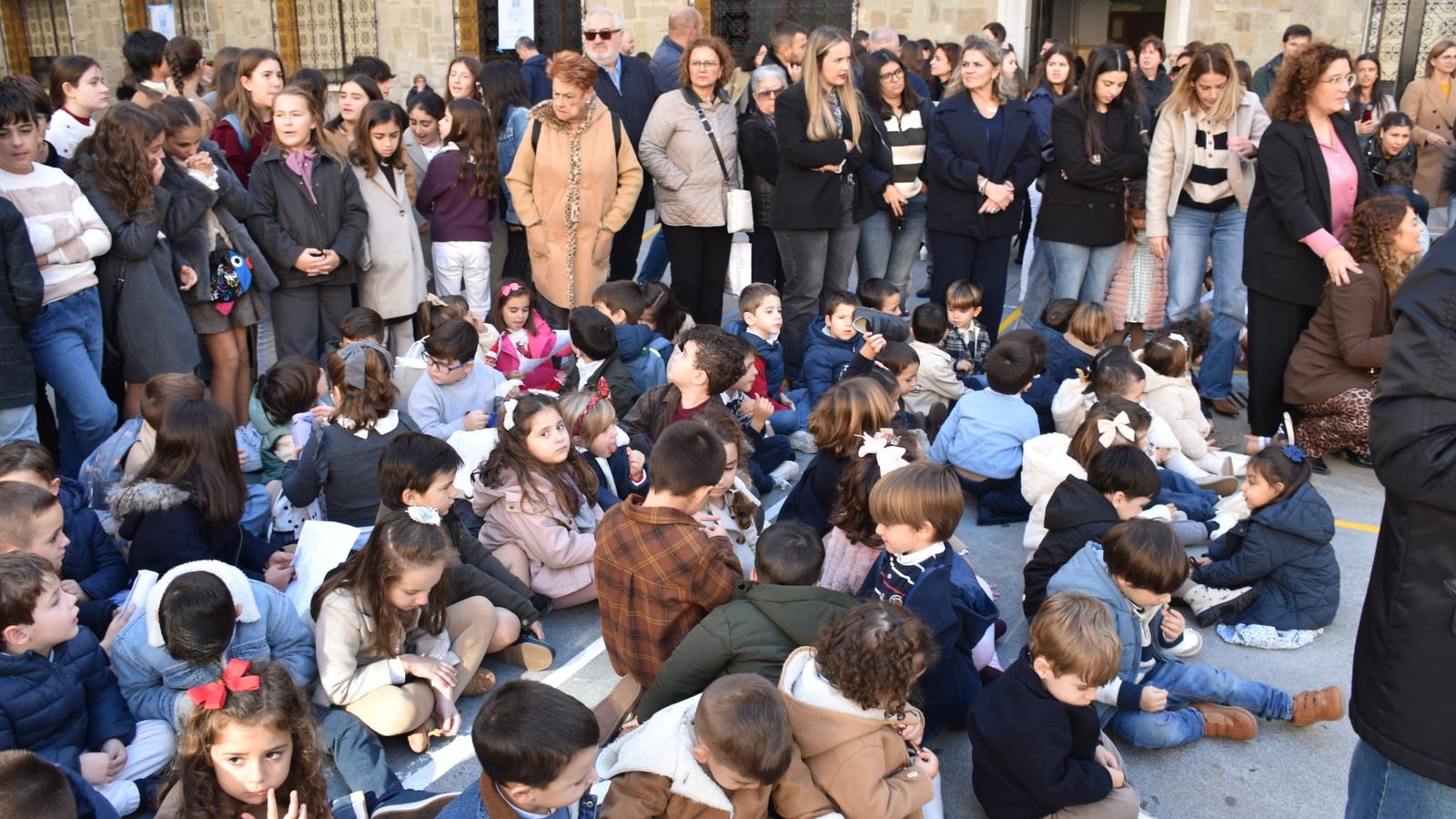 El Colegio La Inmaculada celebra su tradicional ofrenda floral a su virgen