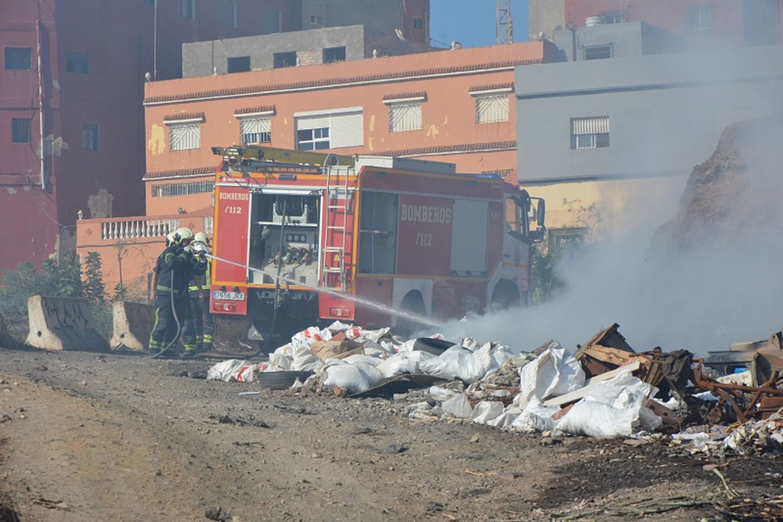 Los bomberos sofocando el incendio en la zona de Arcos Quebrados en septiembre. / FOTO J.I.M.