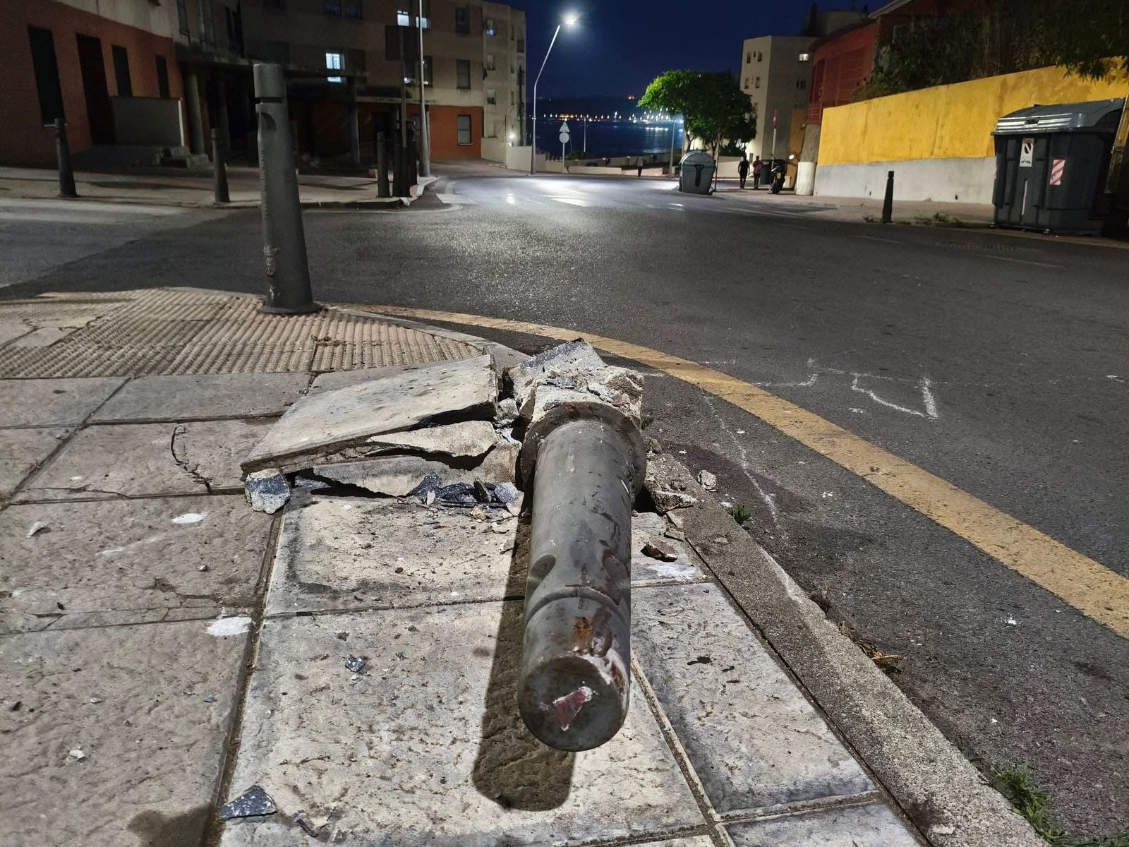 Una pilona arrancada de la calzada en Miramar Alto