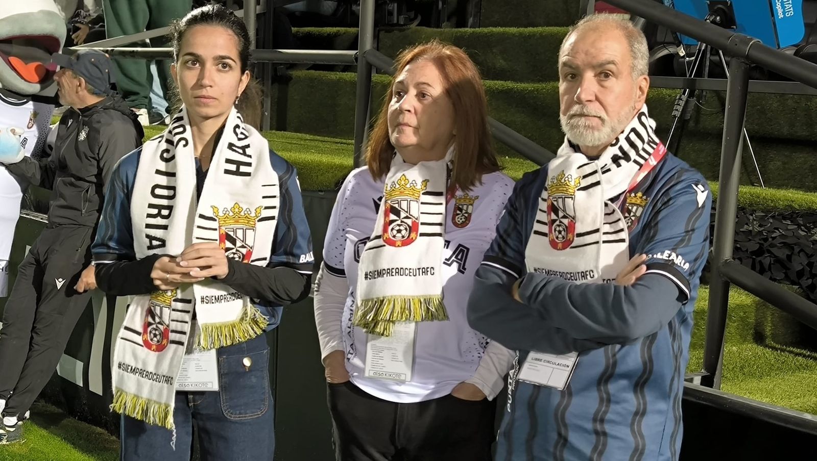 Los familiares del capitán legionario Álvaro García en el Estadio Alfonso Murube antes del minuto de silencio