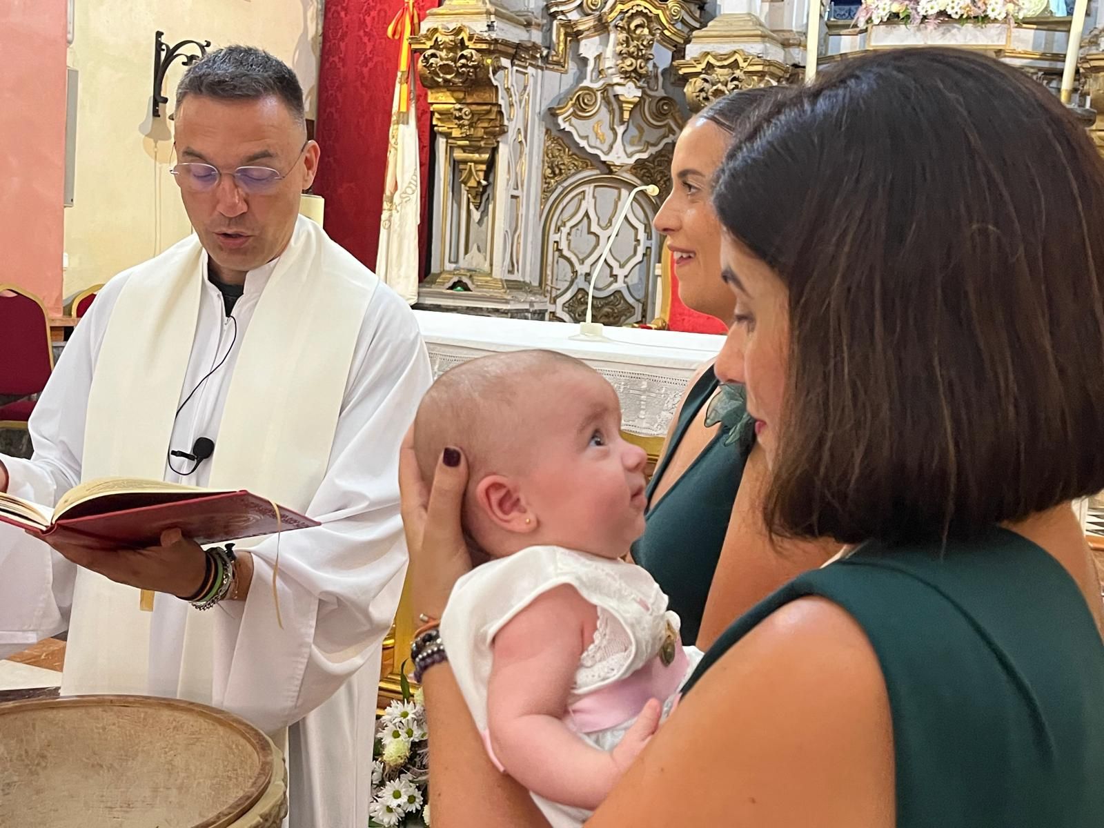 María recibe el Sacramento del bautismo