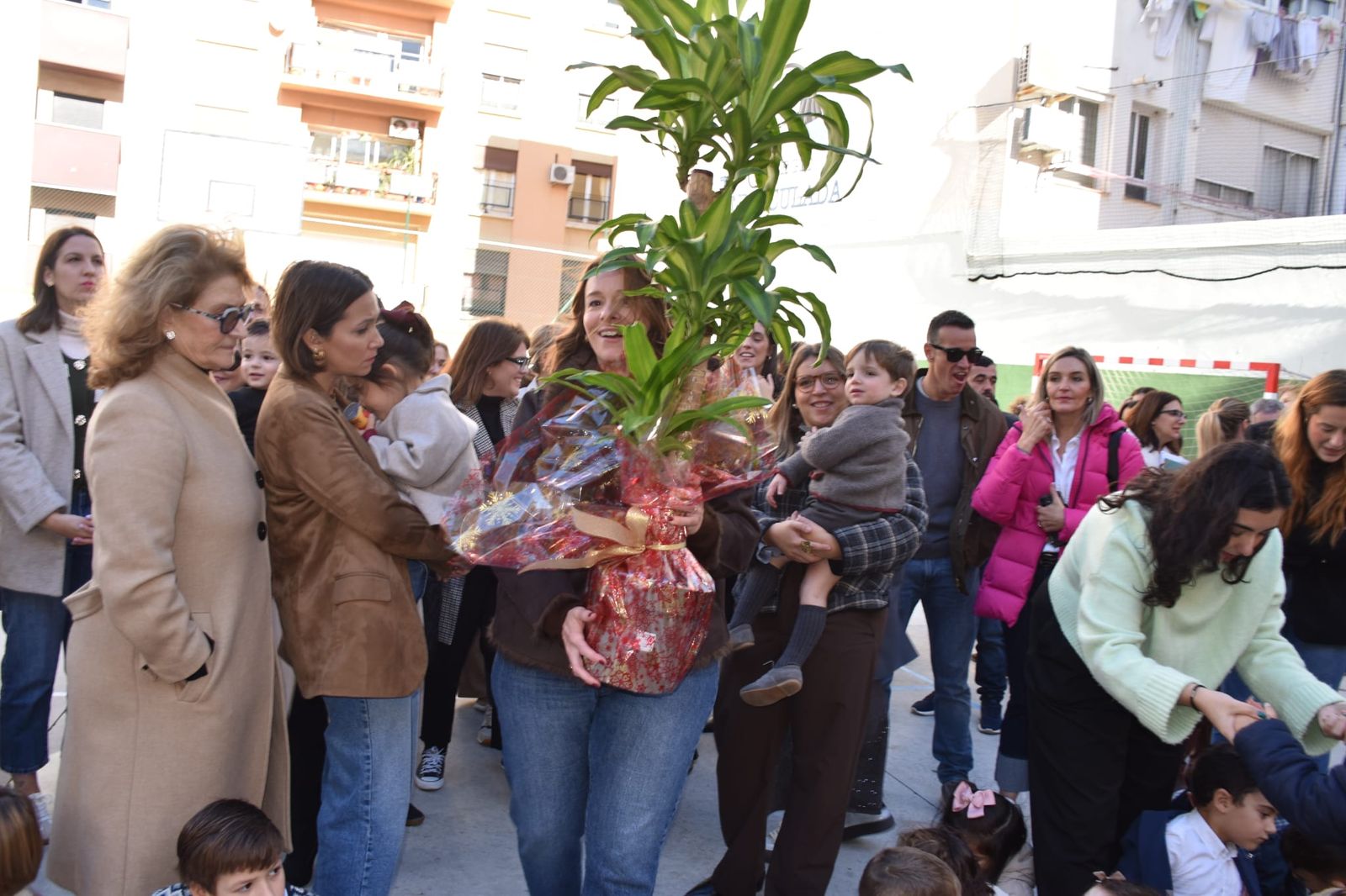 El Colegio La Inmaculada celebra su tradicional ofrenda floral a su virgen