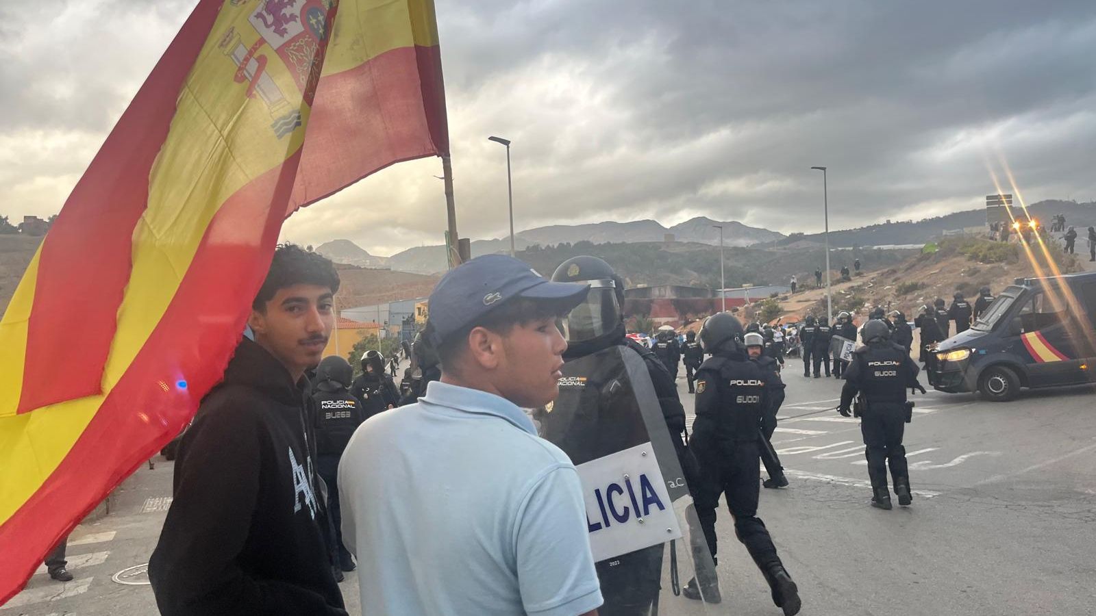 La Policía Nacional, desplegada en el polígono del Tarajal pese a la lluvia para desalojar la zona de inmigrantes