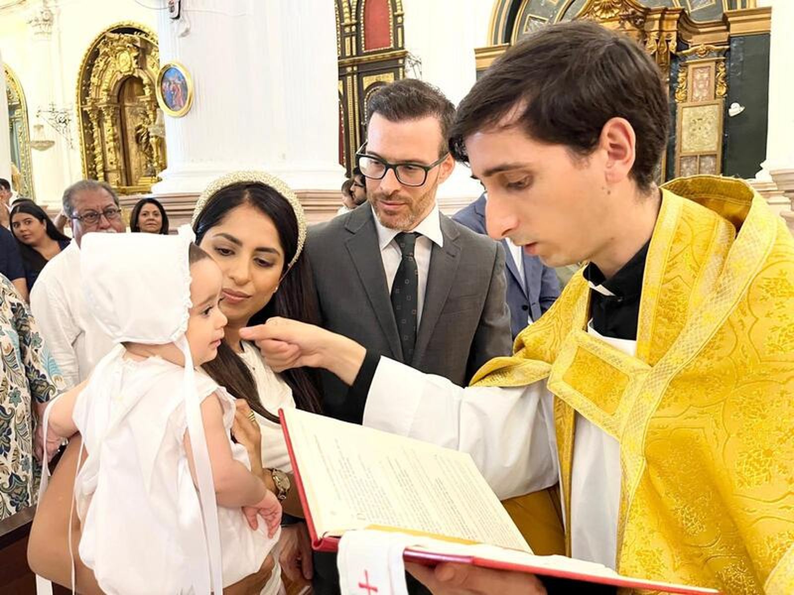 Melissa, José y Teresa reciben el sacramento del bautismo