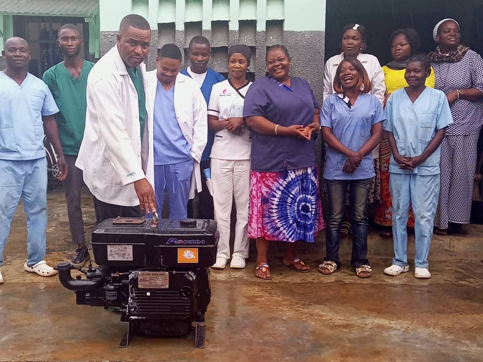 El personal sanitario del hospital de las Hermanas de la Caridad en el Congo posa con el nuevo electrogenerador donado por el Colegio de Médicos de Ceuta