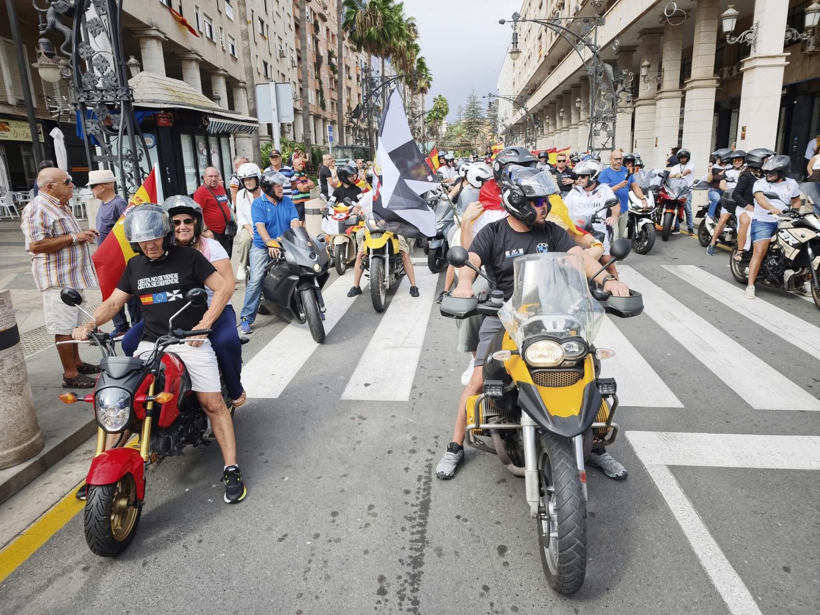 Cientos de motoristas se manifiestan por las calles de Ceuta