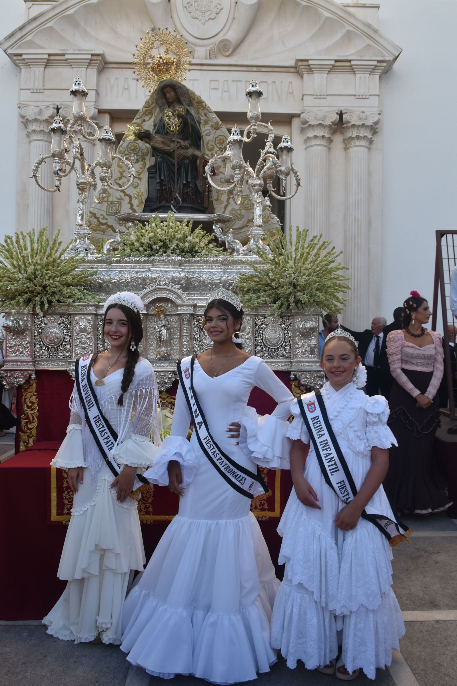 Los ceutíes vuelven a encontrarse con su Madre entre flores, esperanza y lágrimas contenidas