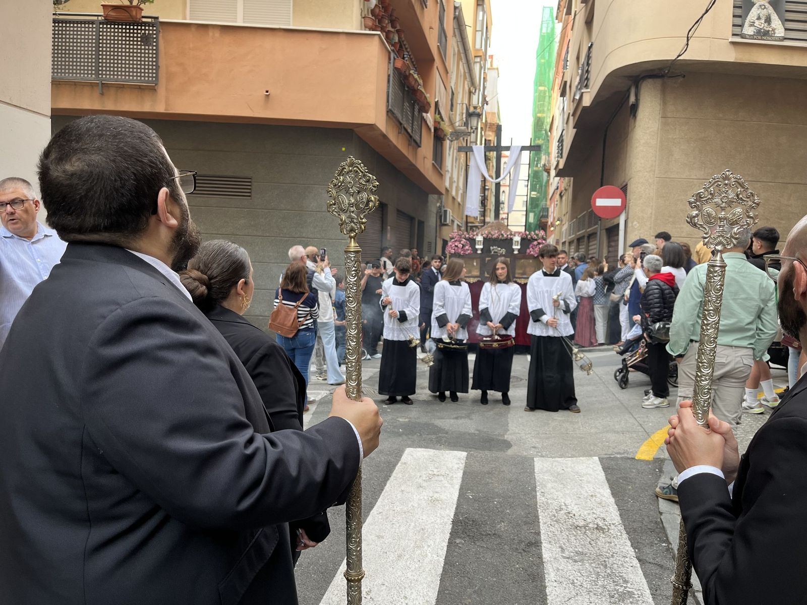 Ceuta acompaña a la Cruz de Mayo de La Flagelación en su primera salida con costaleros