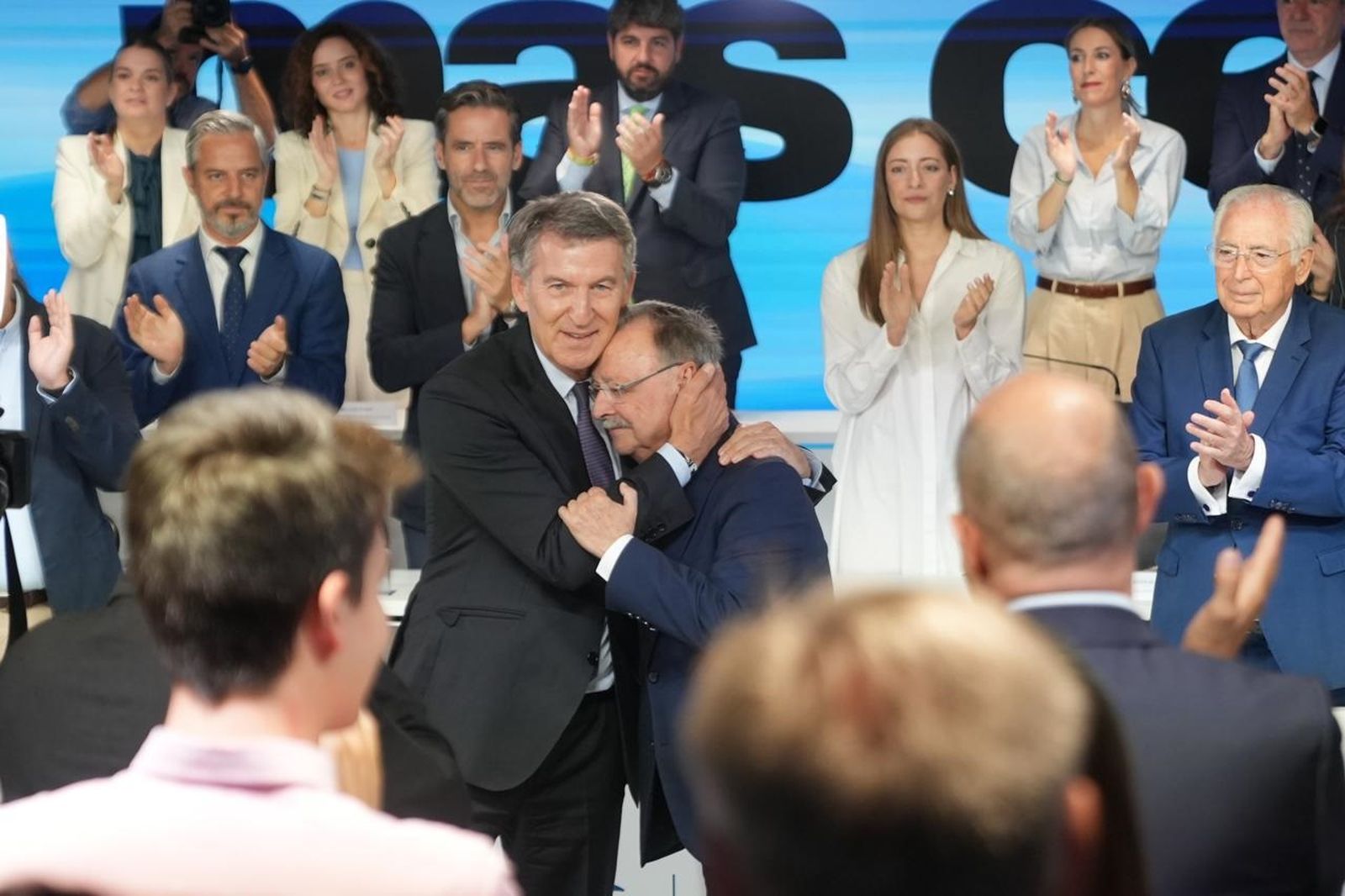 Feijóo abraza a Vivas en presencia de los miembros de su dirección nacional