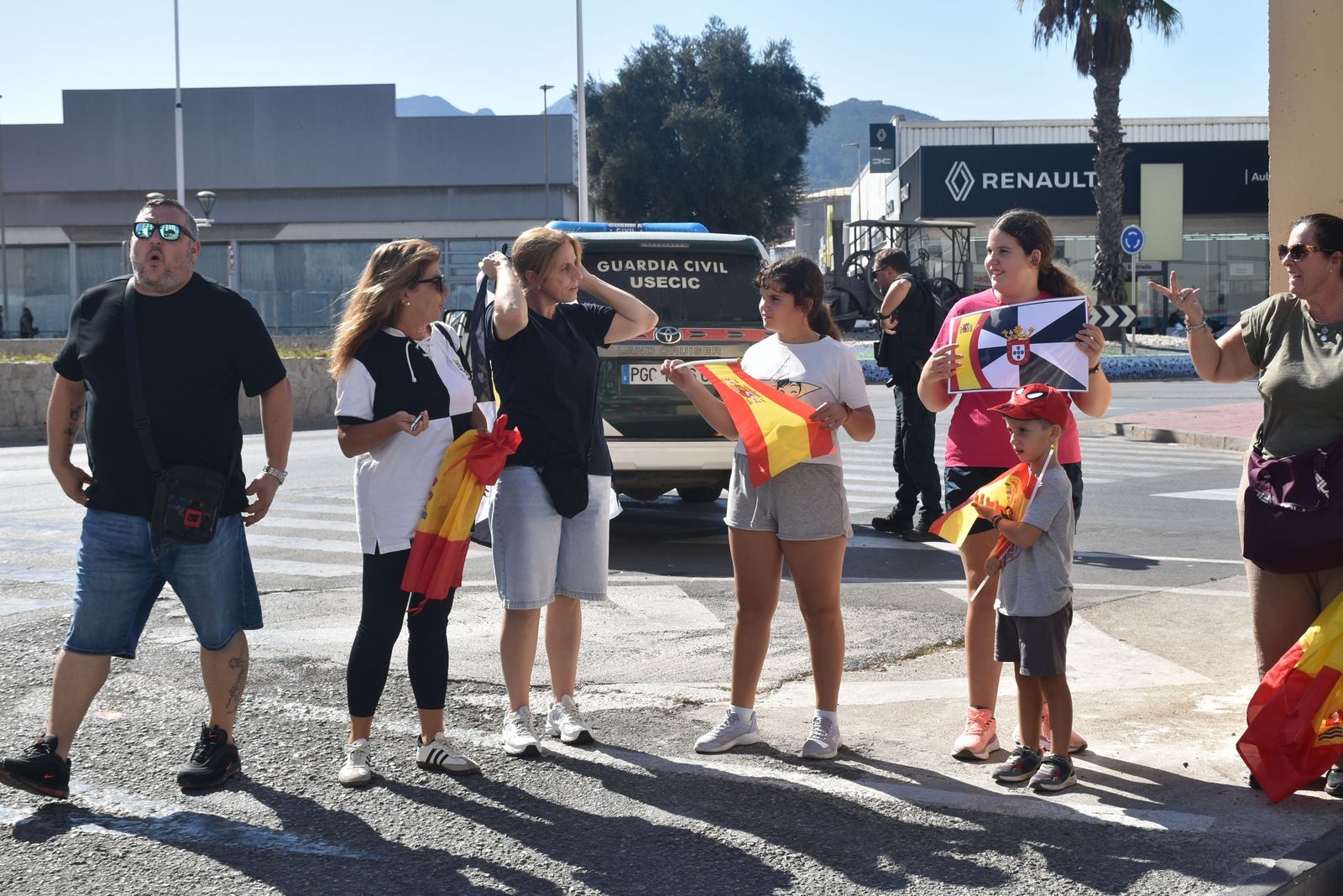 FOTOGALERÍA | Ceutíes reciben a Vivas a su regreso de Madrid
