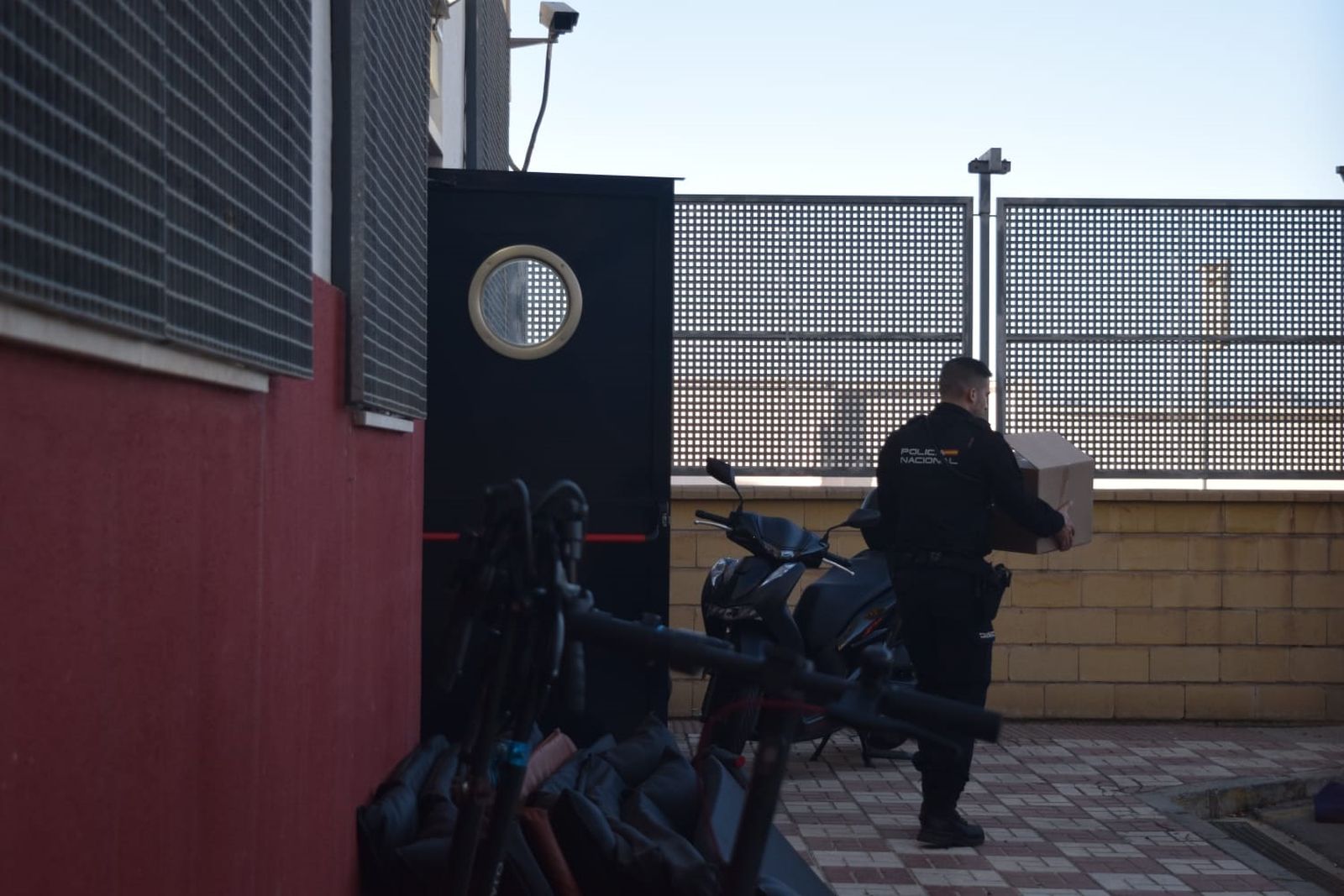 FOTOGALERÍA | El traslado de los 15 detenidos en la Operación Roble hasta los Juzgados de Ceuta FOTOGALERÍA | El traslado de los 15 detenidos en la Operación Roble hasta los Juzgados de Ceuta