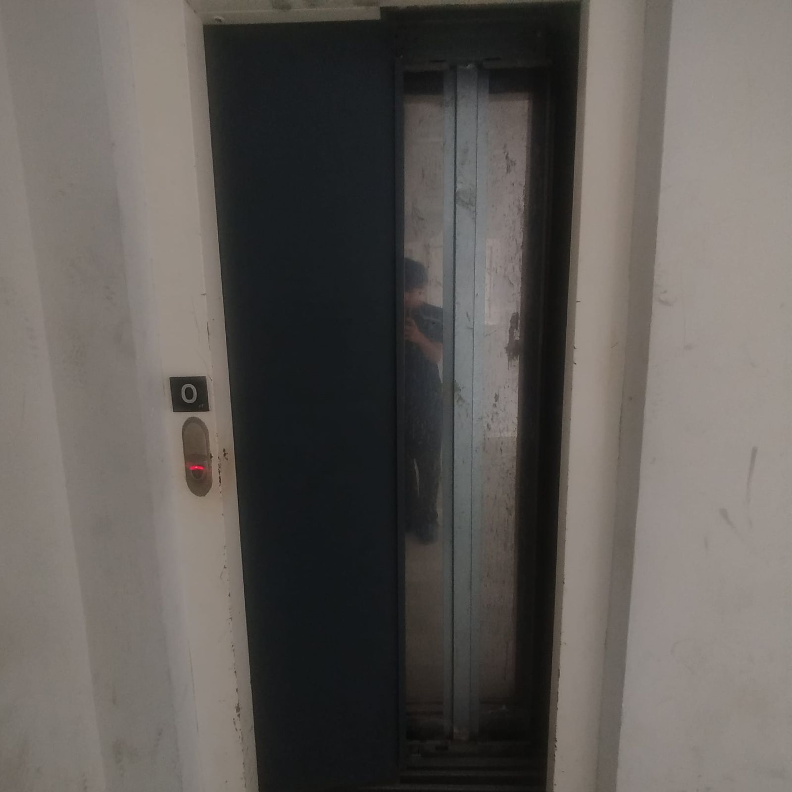 El ascensor estropeado en estos bloques de vecinos.