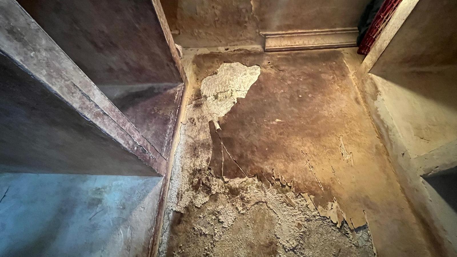 Paredes de la vivienda de Hayate Serhane, que ha denunciado a sus vecinos de arriba por las filtraciones constantes de aguas fecales