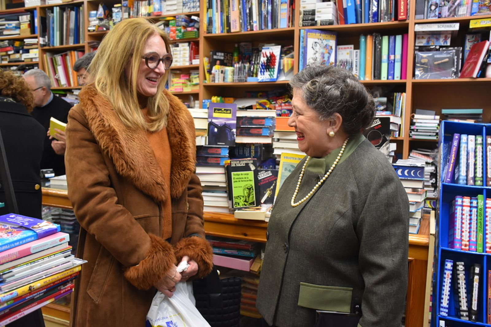 Christie conversa con una de sus admiradoras, Victoria. / FOTO G.S.