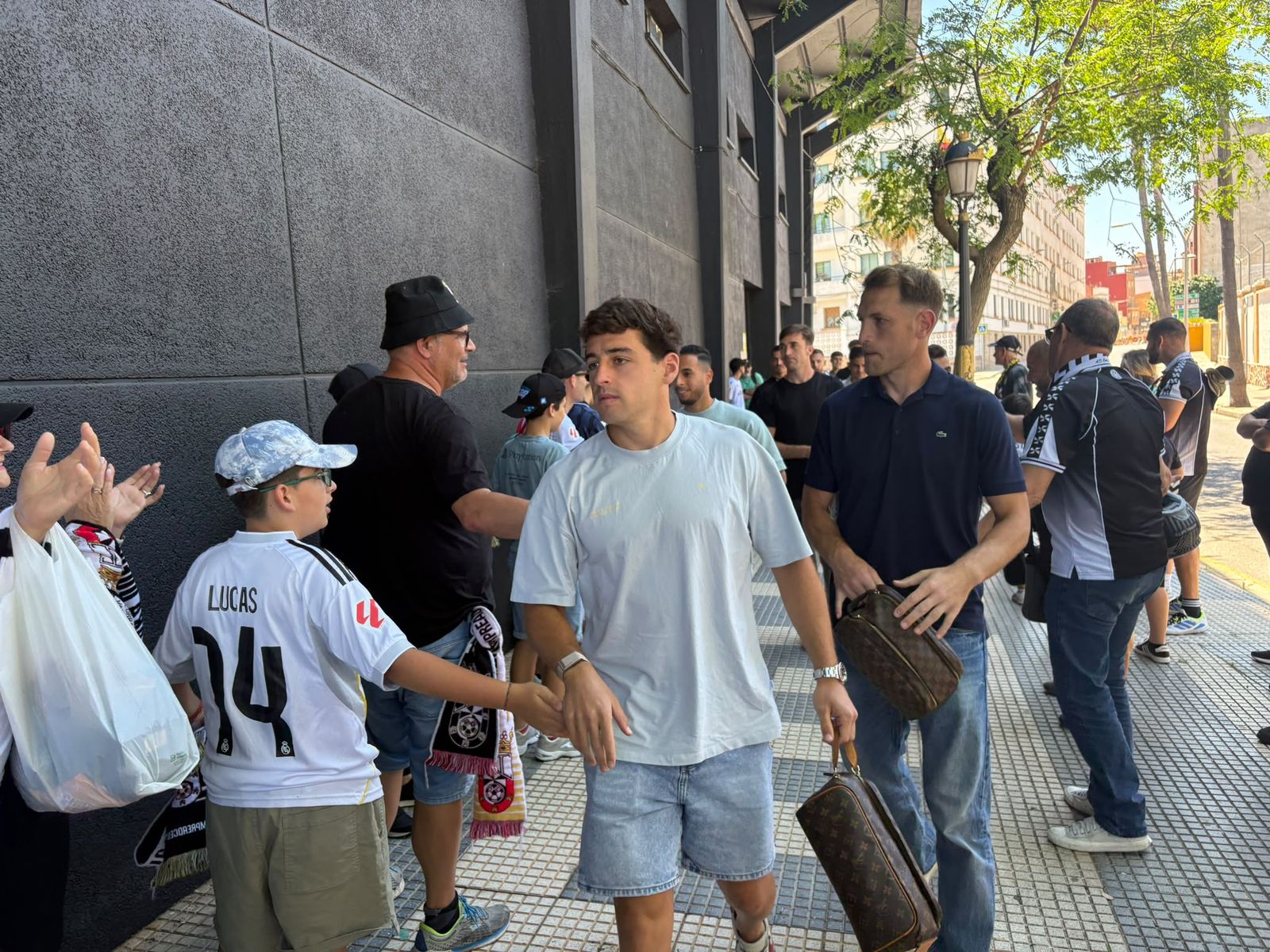 Aficionados ceutíes recibiendo a la AD Ceuta