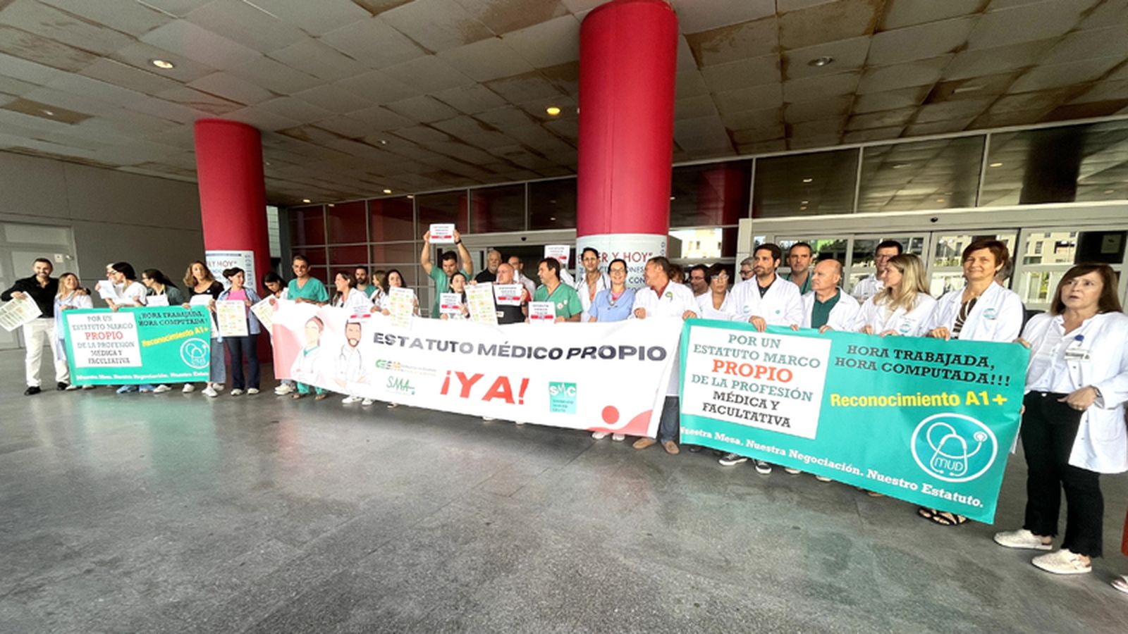 Concentración de médicos a las puertas del hospital de Ceuta para exigir un estatuto propio