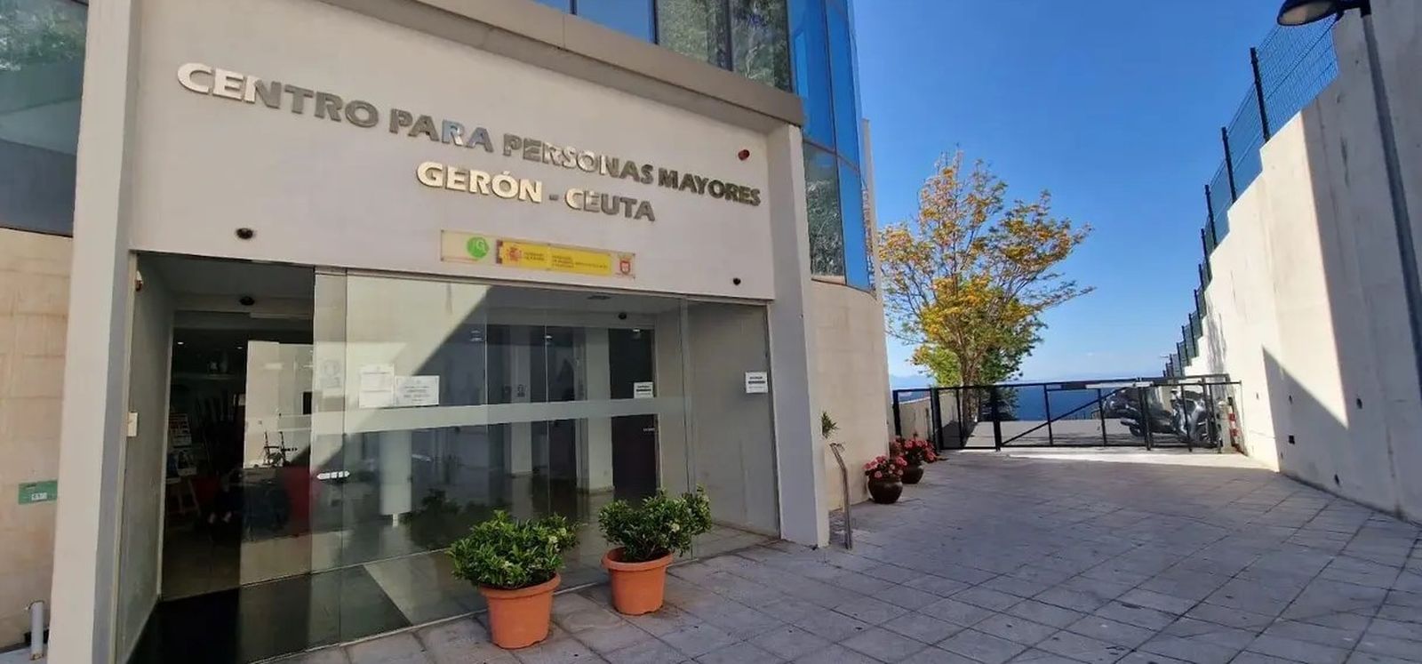 Puerta principal del Centro para Personas Mayores de Gerón Ceuta.