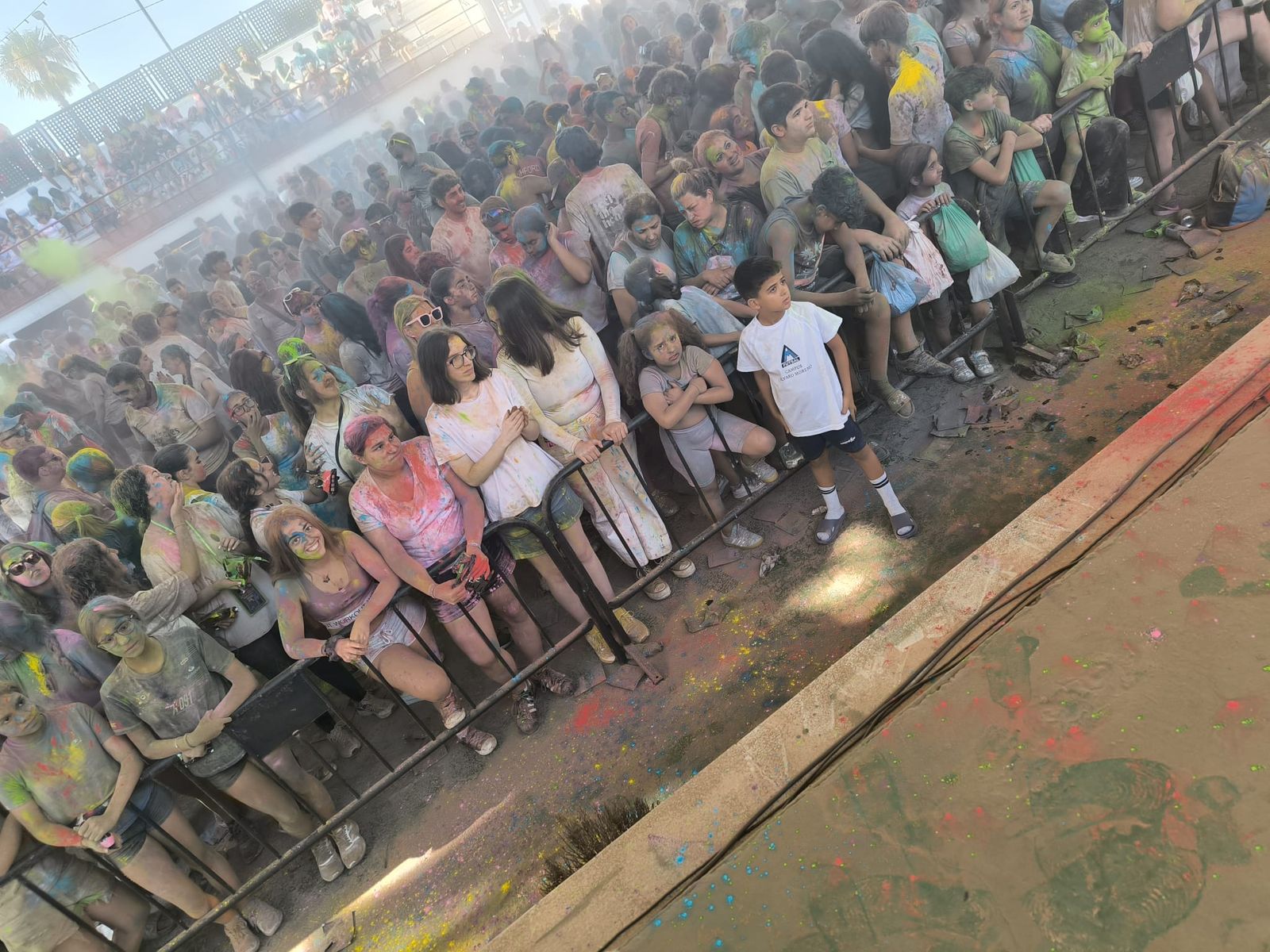 El Holi vuelve a teñir Ceuta de color por la solidaridad y el amor