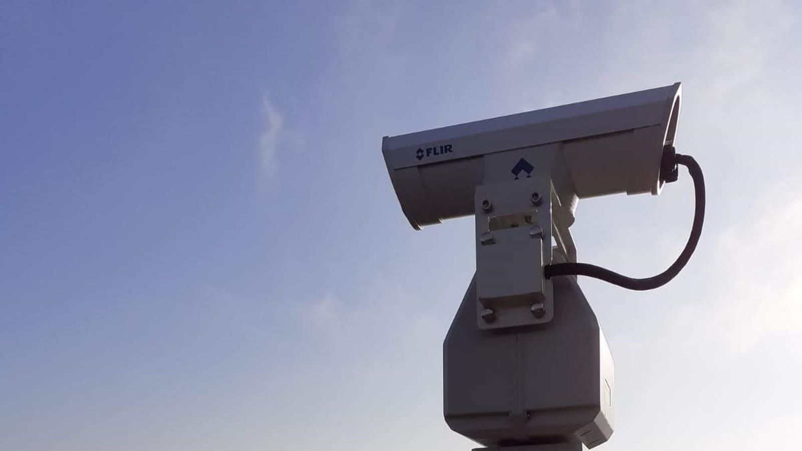 Esta es una cámara térmica con el posicionador y la de abajo la cámara de visión diurna