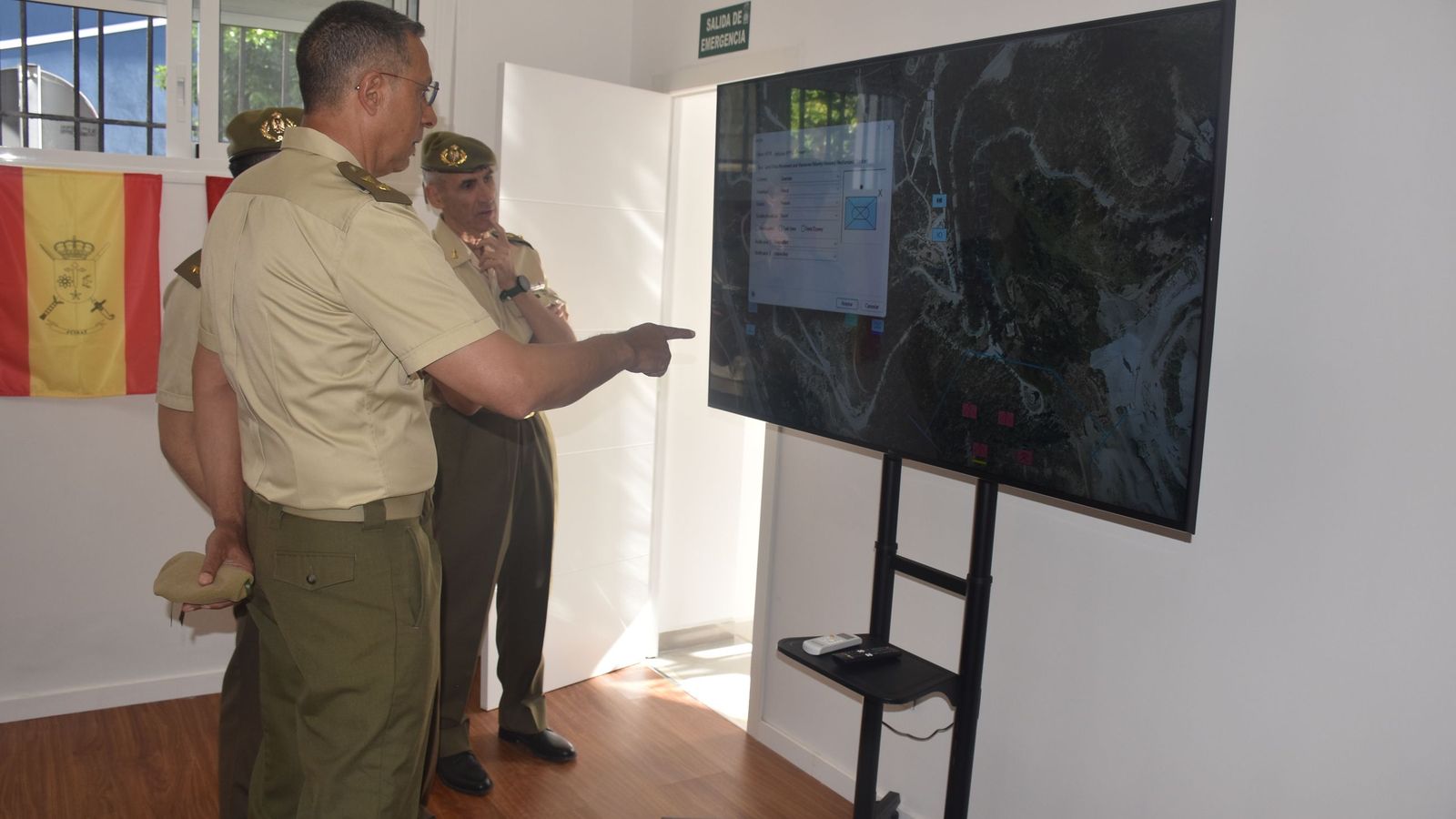 Militares viendo una pantalla en la exposición
