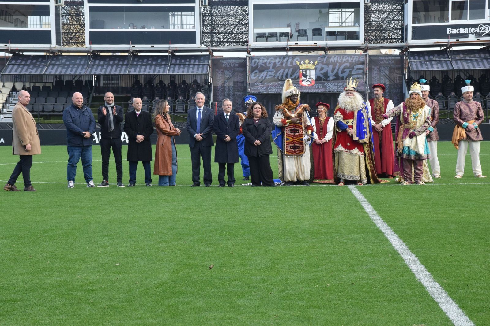 Los Reyes Magos aterrizan en el Alfonso Murube horas antes de la cabalgata