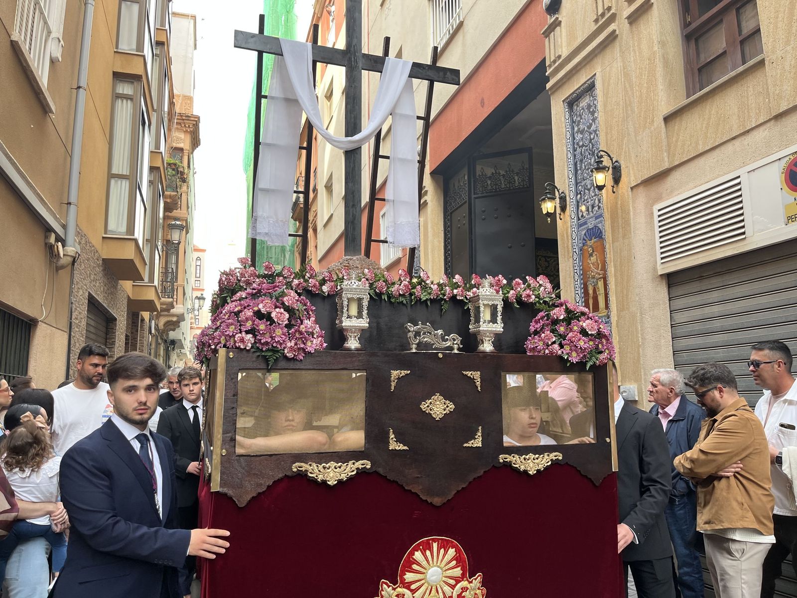 Ceuta acompaña a la Cruz de Mayo de La Flagelación en su primera salida con costaleros
