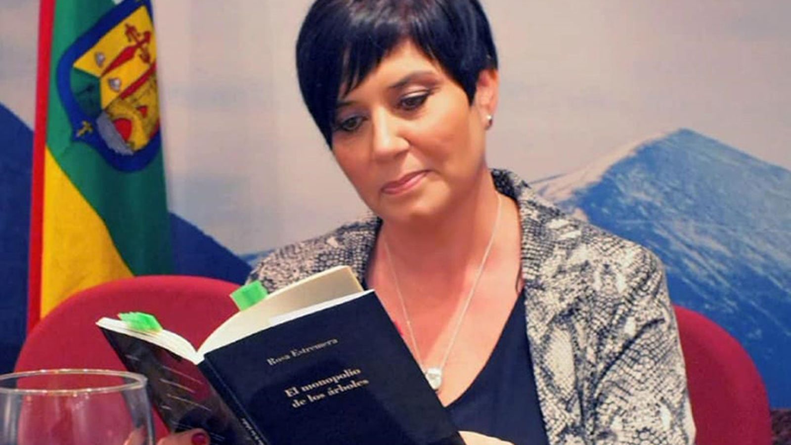 Imagen de archivo de Estremera leyendo ‘El monopolio de los árboles’.