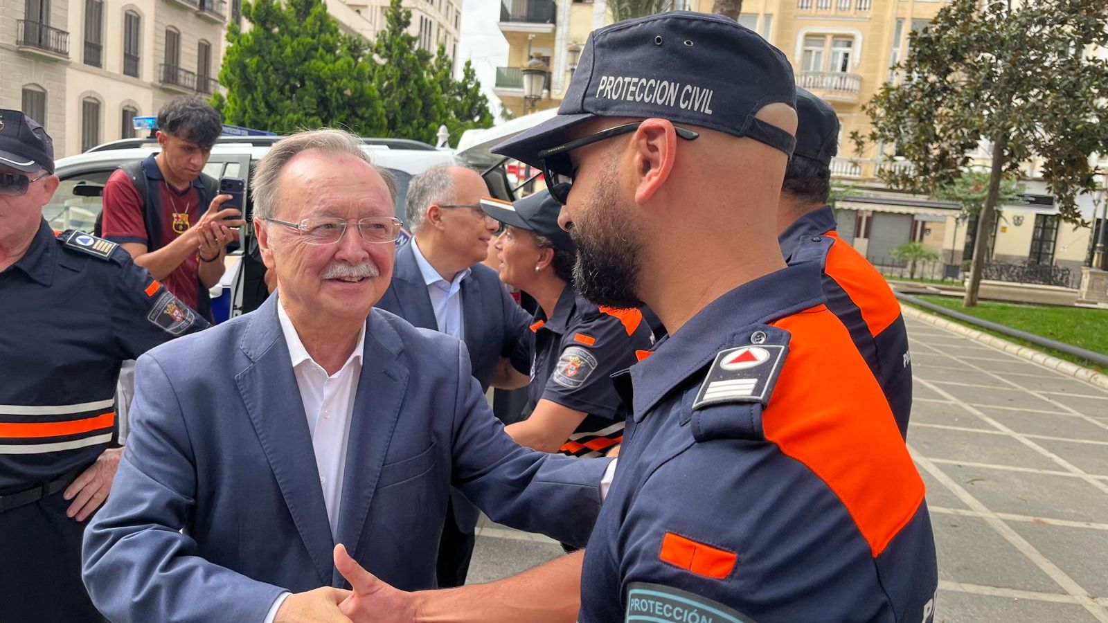 Vivas, en primer término, y Gaitán saludan a los voluntarios