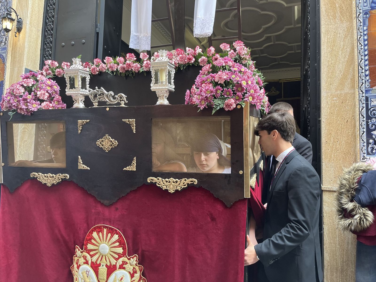 Ceuta acompaña a la Cruz de Mayo de La Flagelación en su primera salida con costaleros