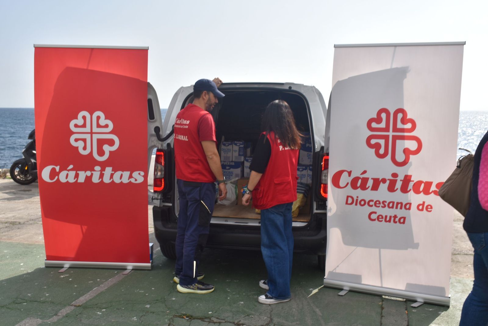 Concentración motera en Juan XXIII para ayudar a Cáritas en la recogida de alimentos