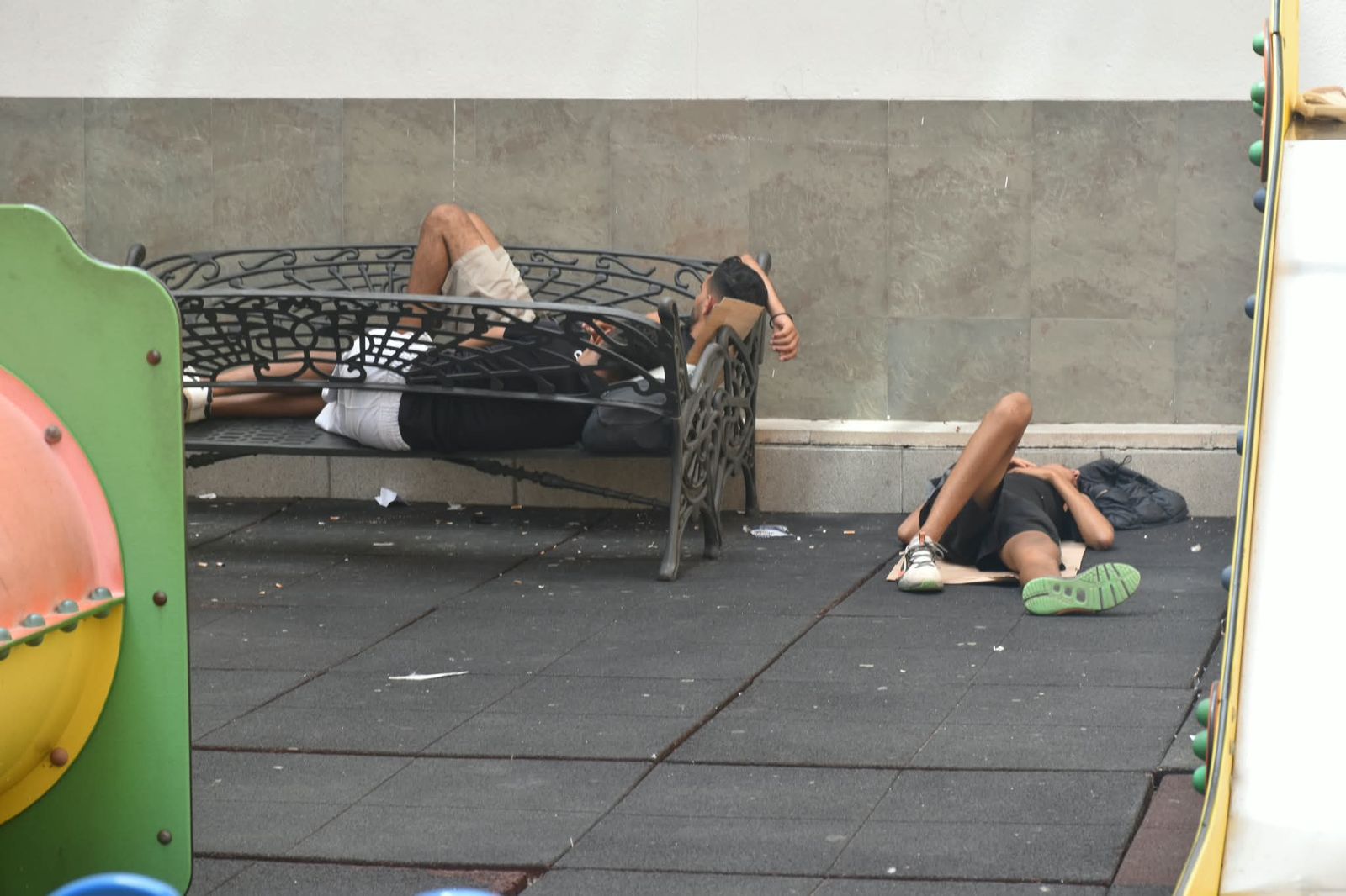 Migrantes durmiendo en un parque infantil del centro de Ceuta