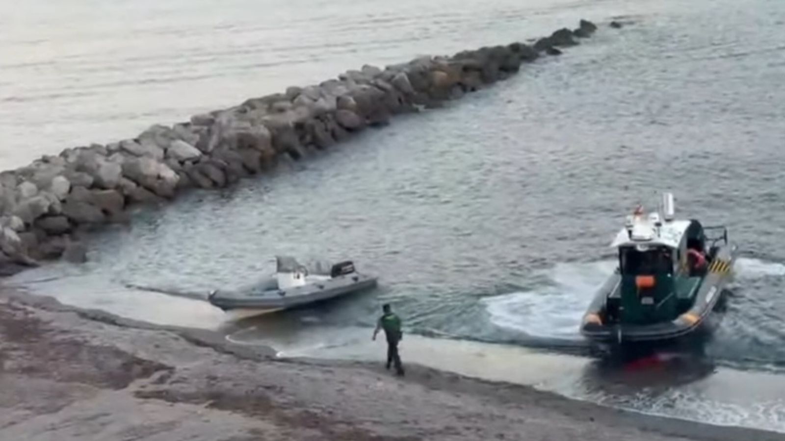 Un helicóptero de la Benemérita apoyó el despliegue desde el aire y realizó un espectacular aterrizaje en el centro de la propia playa
