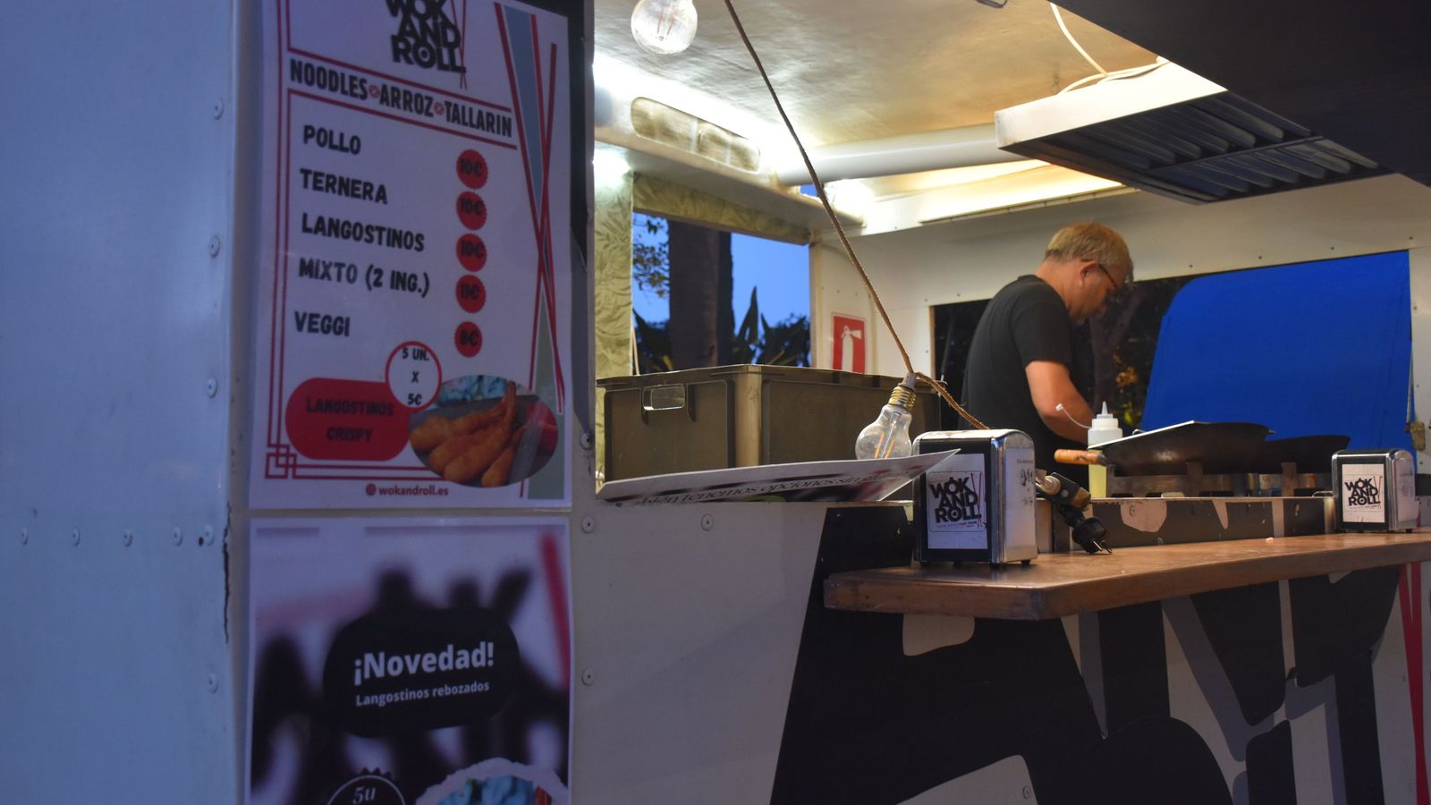 Javier y Agustín, padre e hijo, están a cargo del food truck de comida tailandesa