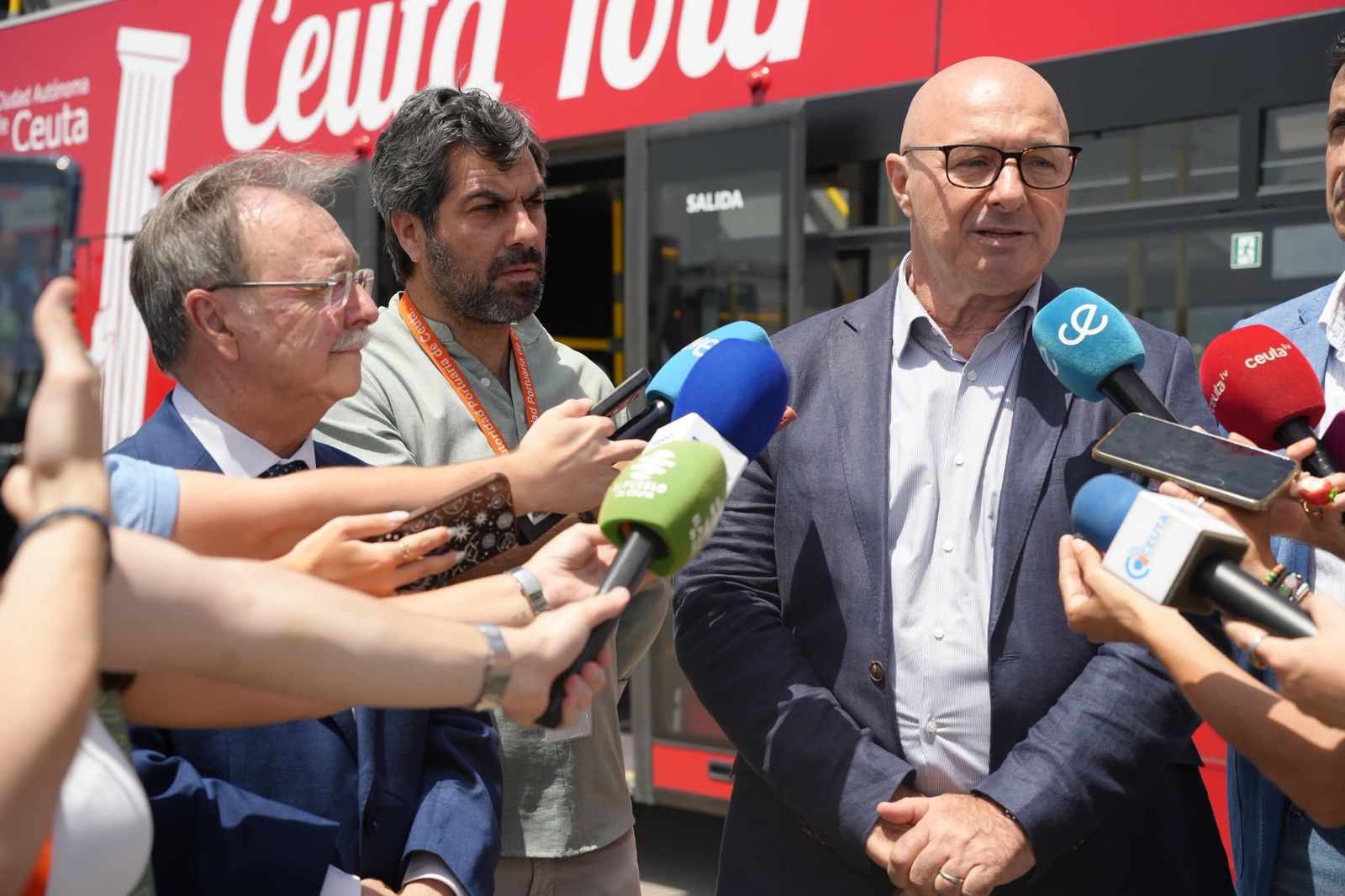 El consejero de Turismo, Nicola Cecchi, atiende a los medios de comunicación en la presentación del bus turístico