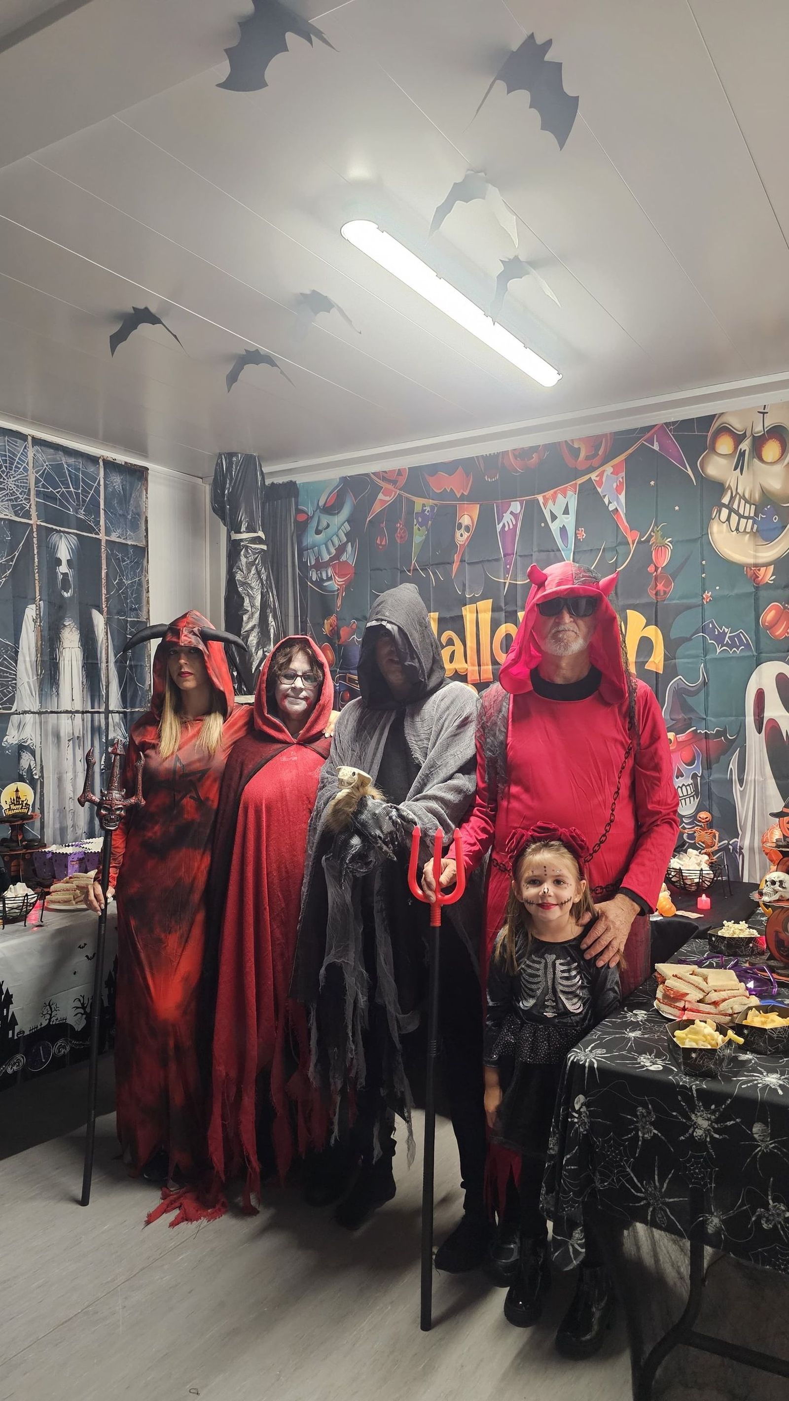 Vecinos de Juan XXIII celebrando Halloween. Vecinos de Juan XXIII celebrando Halloween.