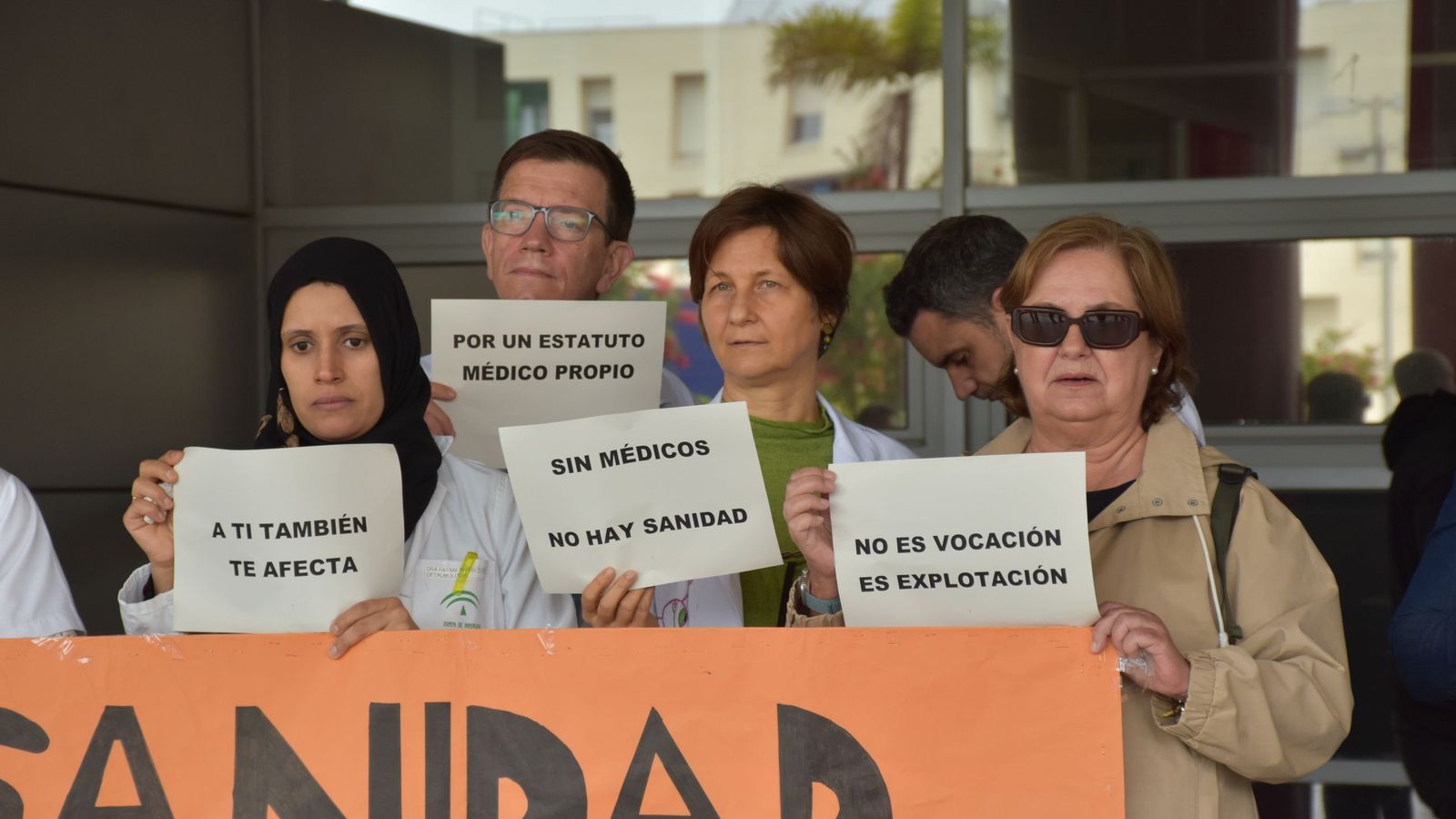 Concentración de los médicos de HUCE con motivo de la huelga nacional por el estatuto propio