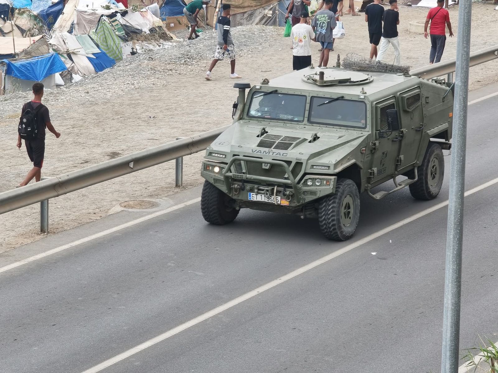 Un vehículo del Ejército pasea por el Trampolín
