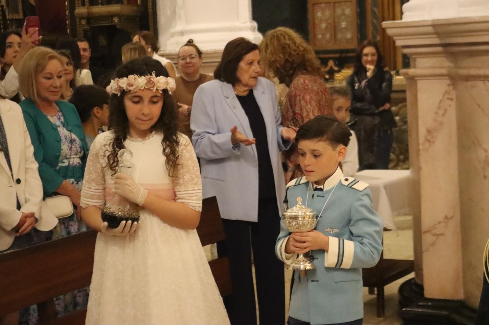 El vicario oficia comuniones en el Santuario de la Virgen de África