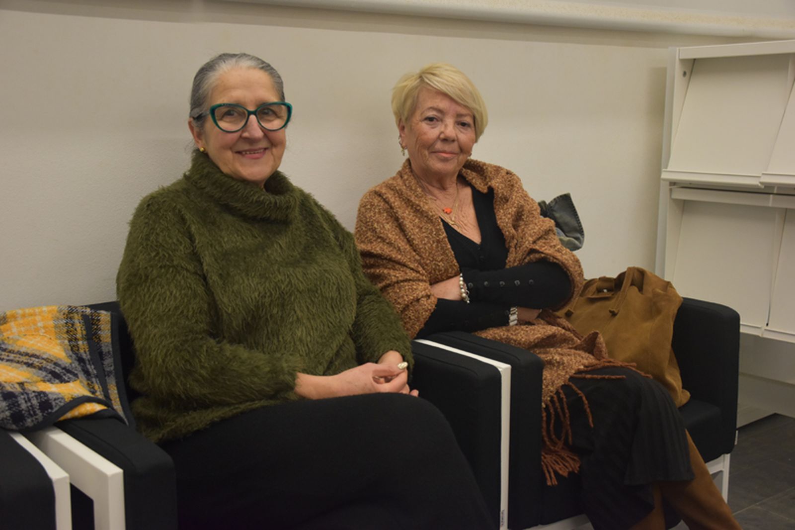 África y Blanca -de izquierda a derecha- son dos de las últimas incorporaciones al club de lectura, que tiene lista de espera. / FOTO G.S.