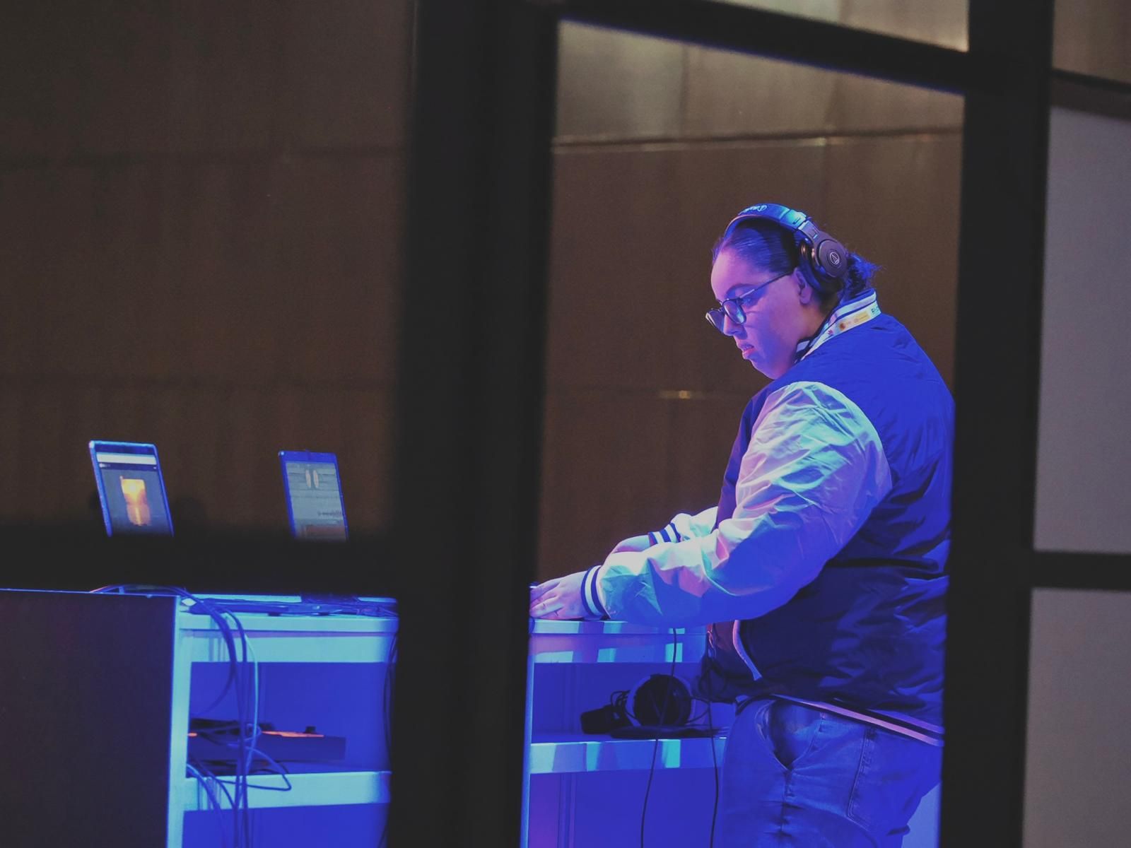 Mariam Embarek, alumna del IES Siete Colinas del Ciclo Formativo de Grado Medio de Vídeo Disc Jockey y Sonido